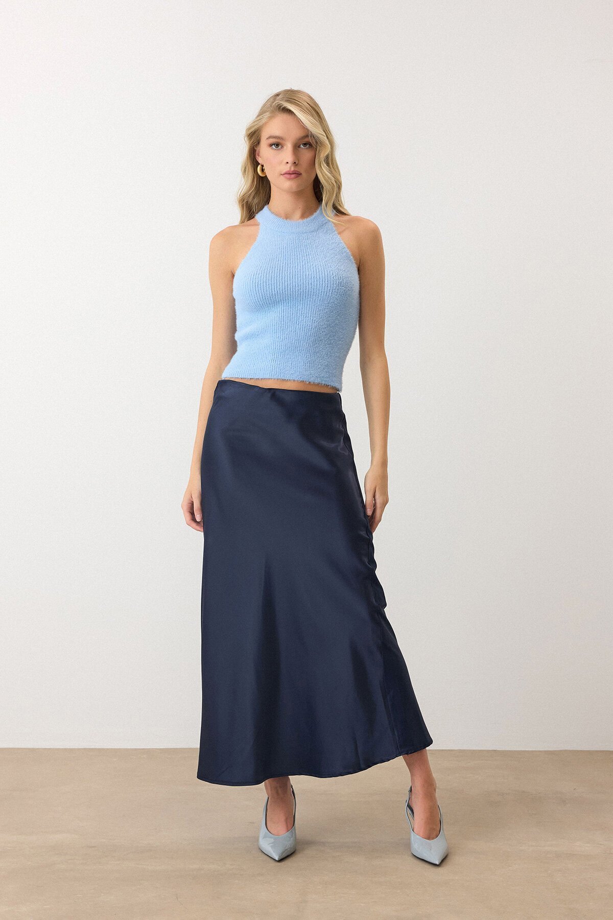 Mavi Halter Yaka Tüylü Triko Crop Top