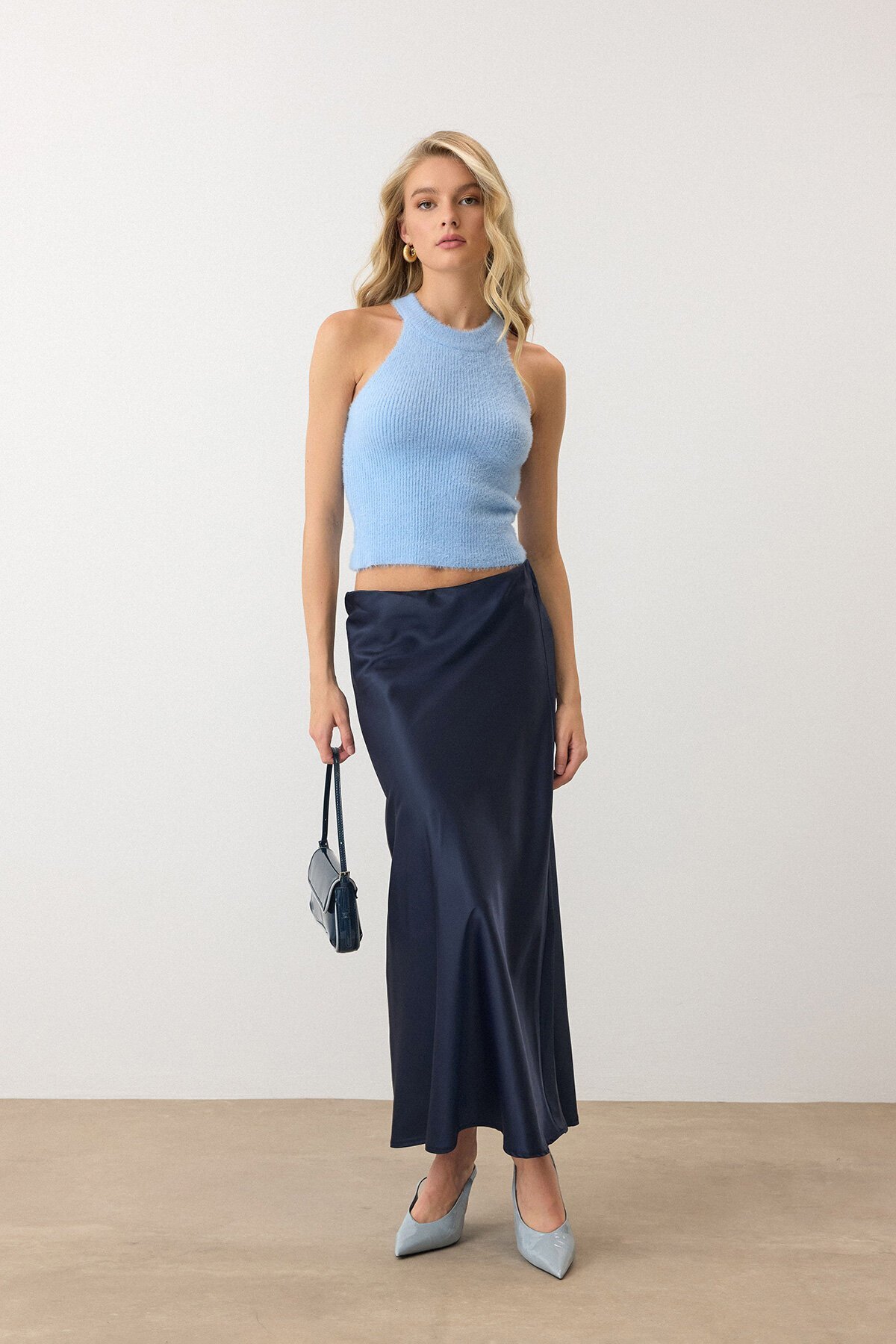 Mavi Halter Yaka Tüylü Triko Crop Top