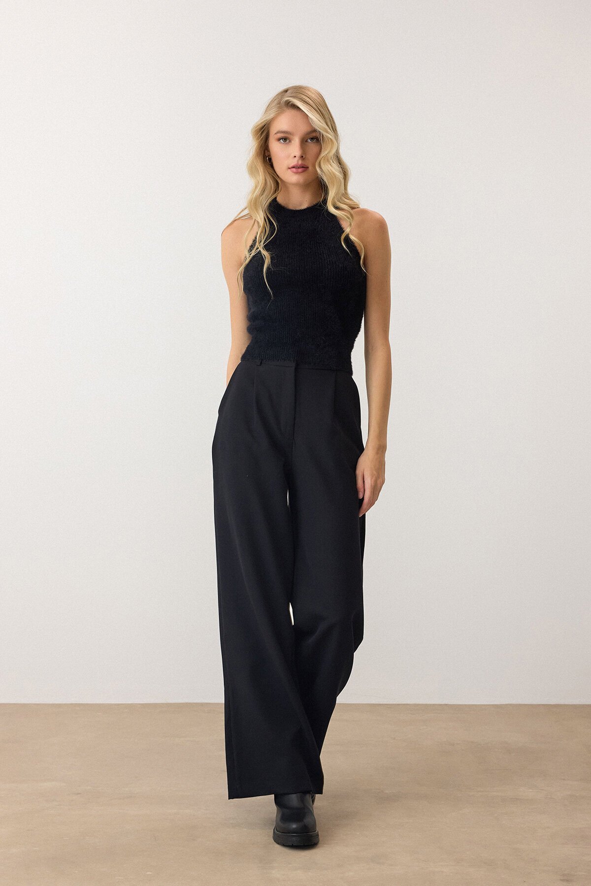 Siyah Halter Yaka Tüylü Triko Crop Top