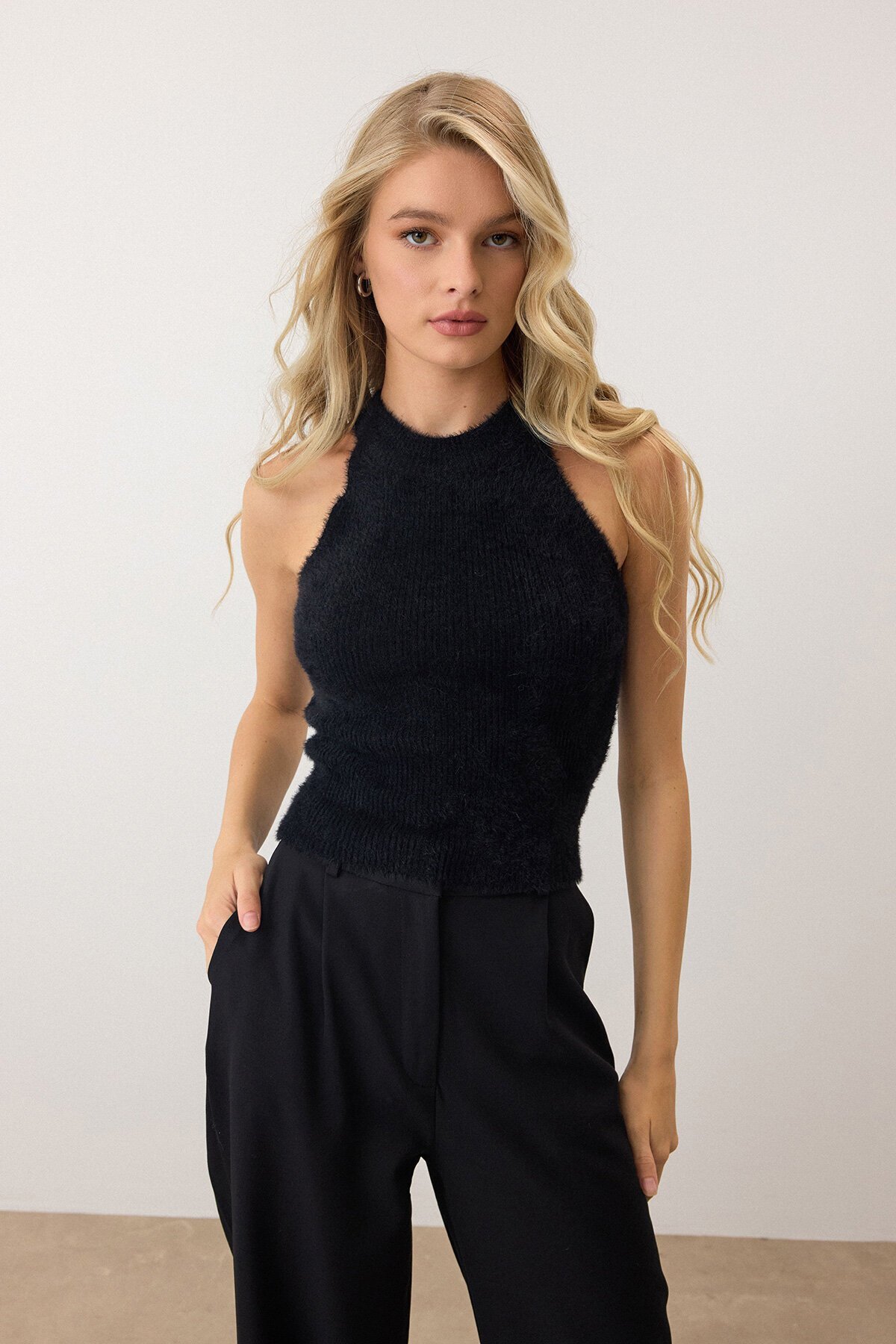 Siyah Halter Yaka Tüylü Triko Crop Top