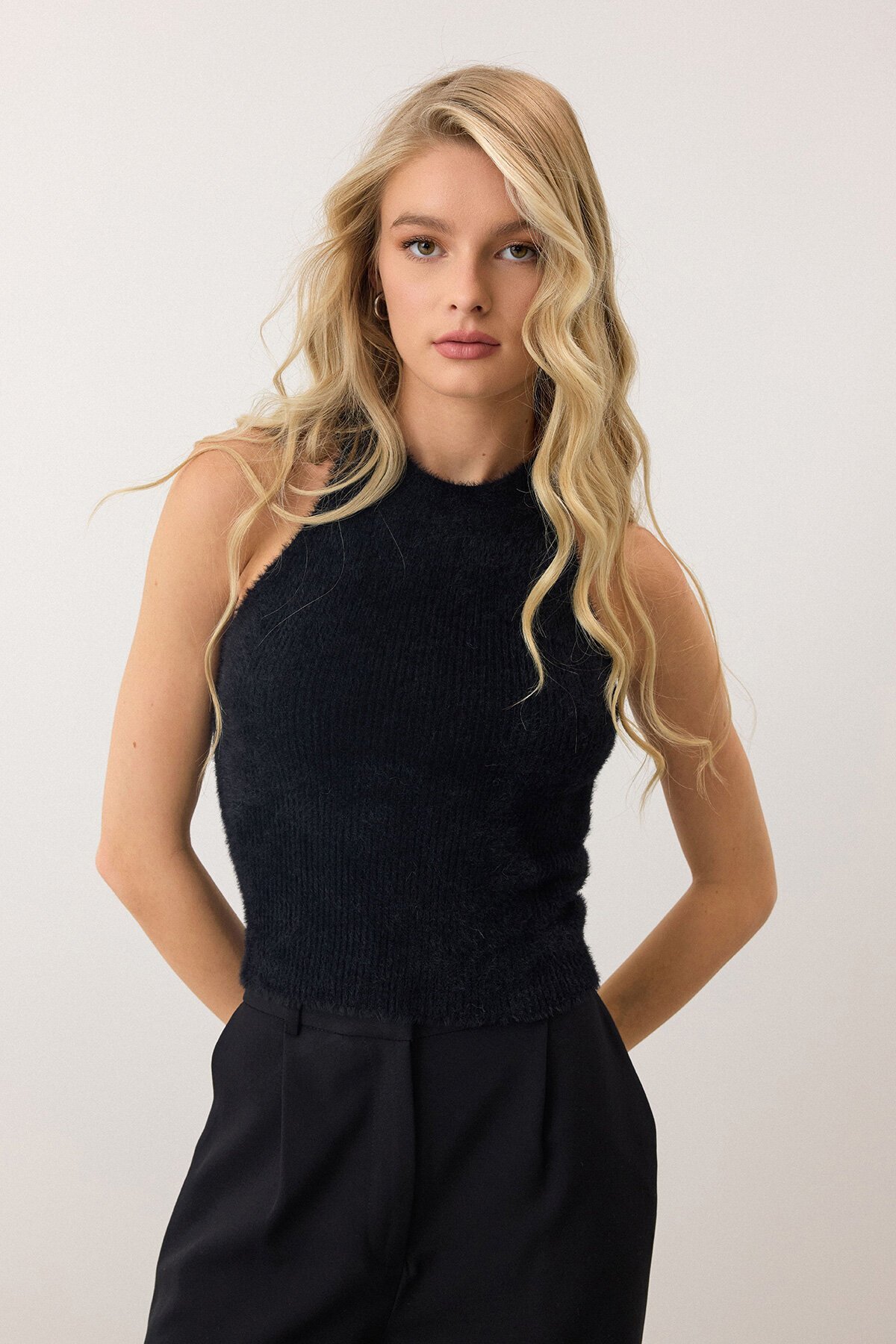 Siyah Halter Yaka Tüylü Triko Crop Top