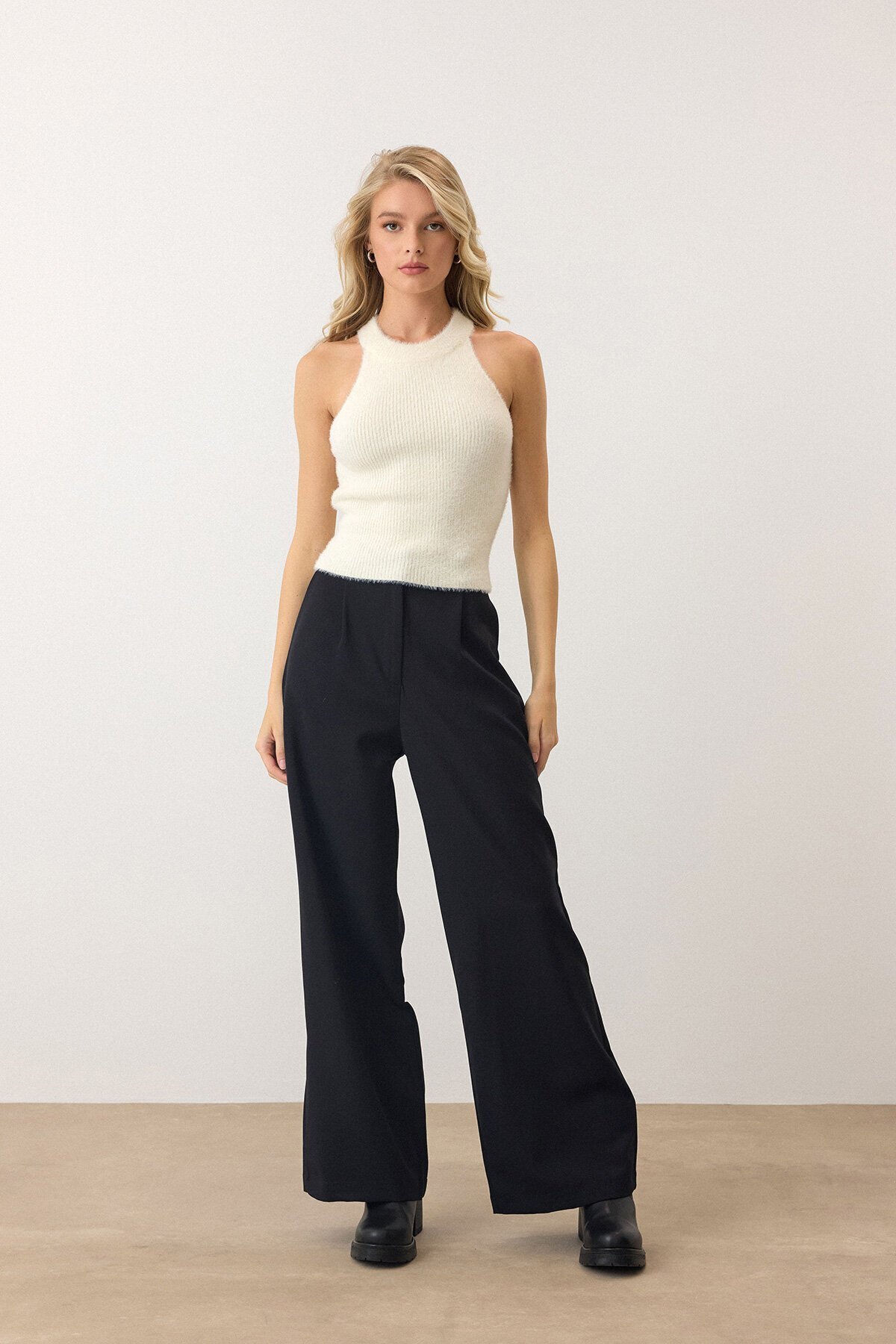 Krem Halter Yaka Tüylü Triko Crop Top