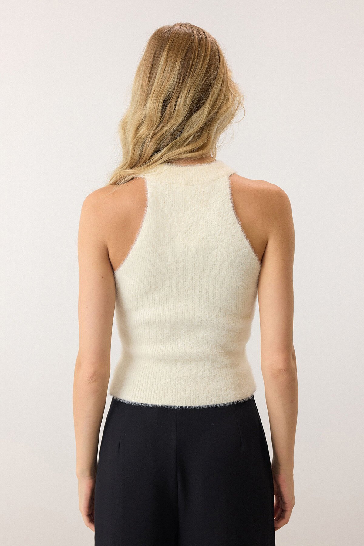 Krem Halter Yaka Tüylü Triko Crop Top