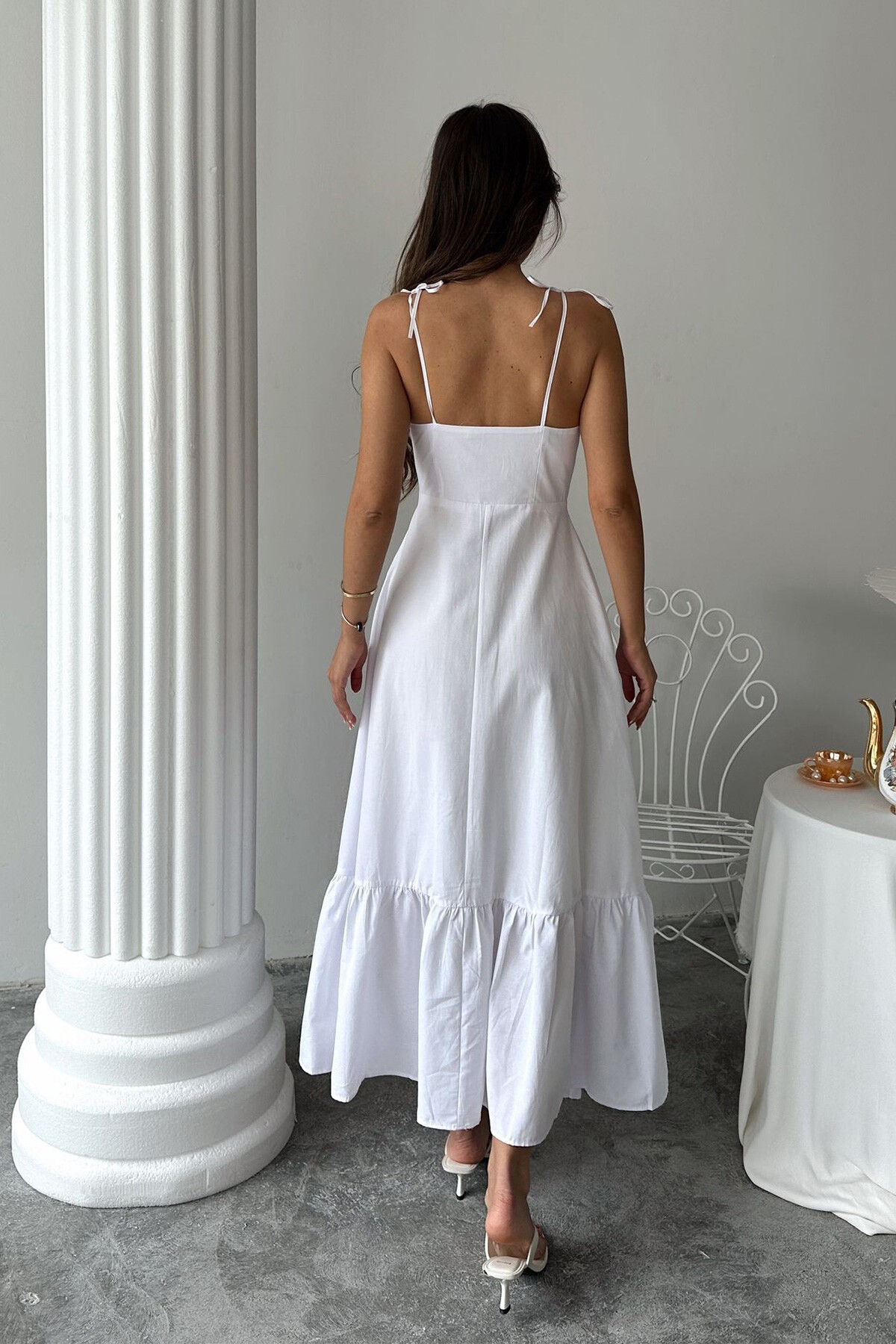 Beyaz İnce Askılı Dikiş Detaylı Astarlı Uzun Elbise