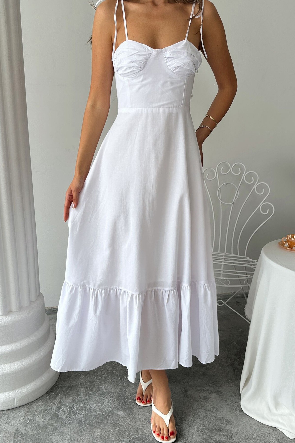 Beyaz İnce Askılı Dikiş Detaylı Astarlı Uzun Elbise