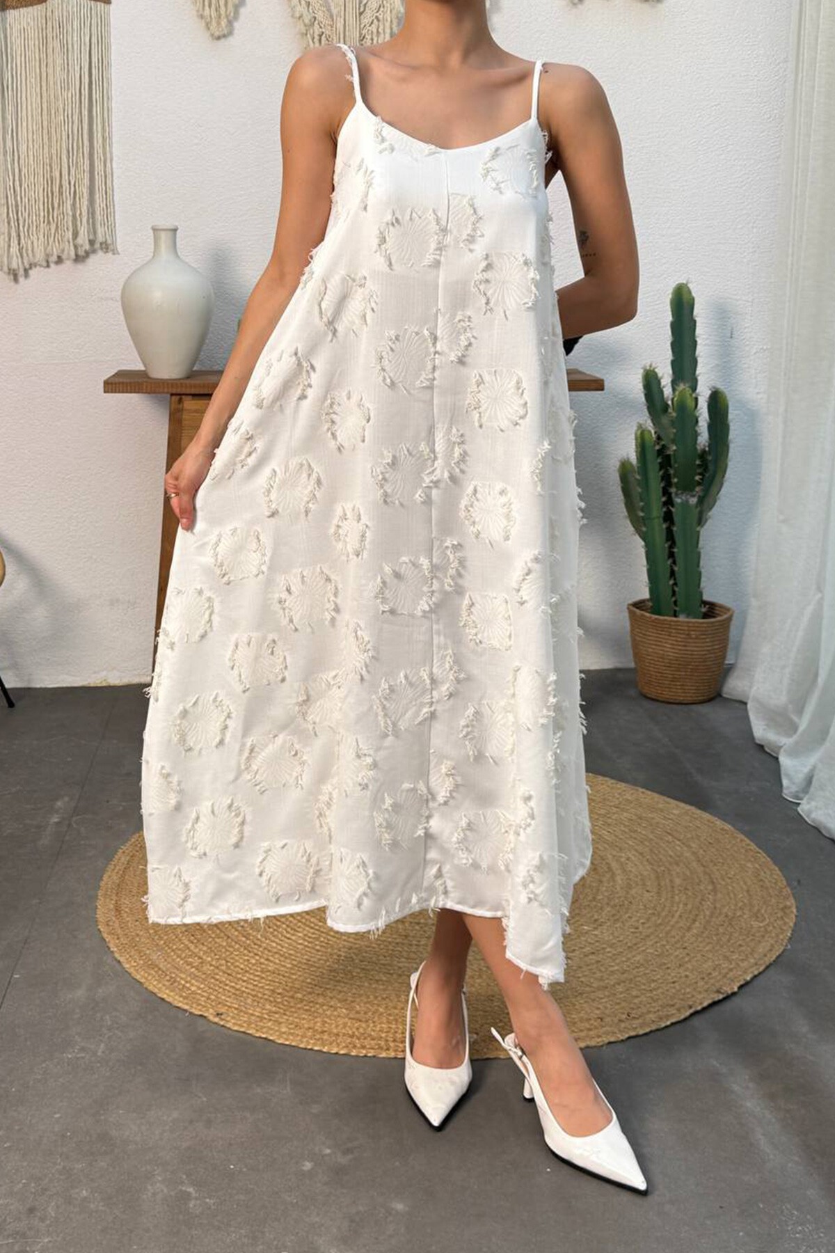 Beyaz İnce Askılı Dokulu A Kesim Salaş Elbise