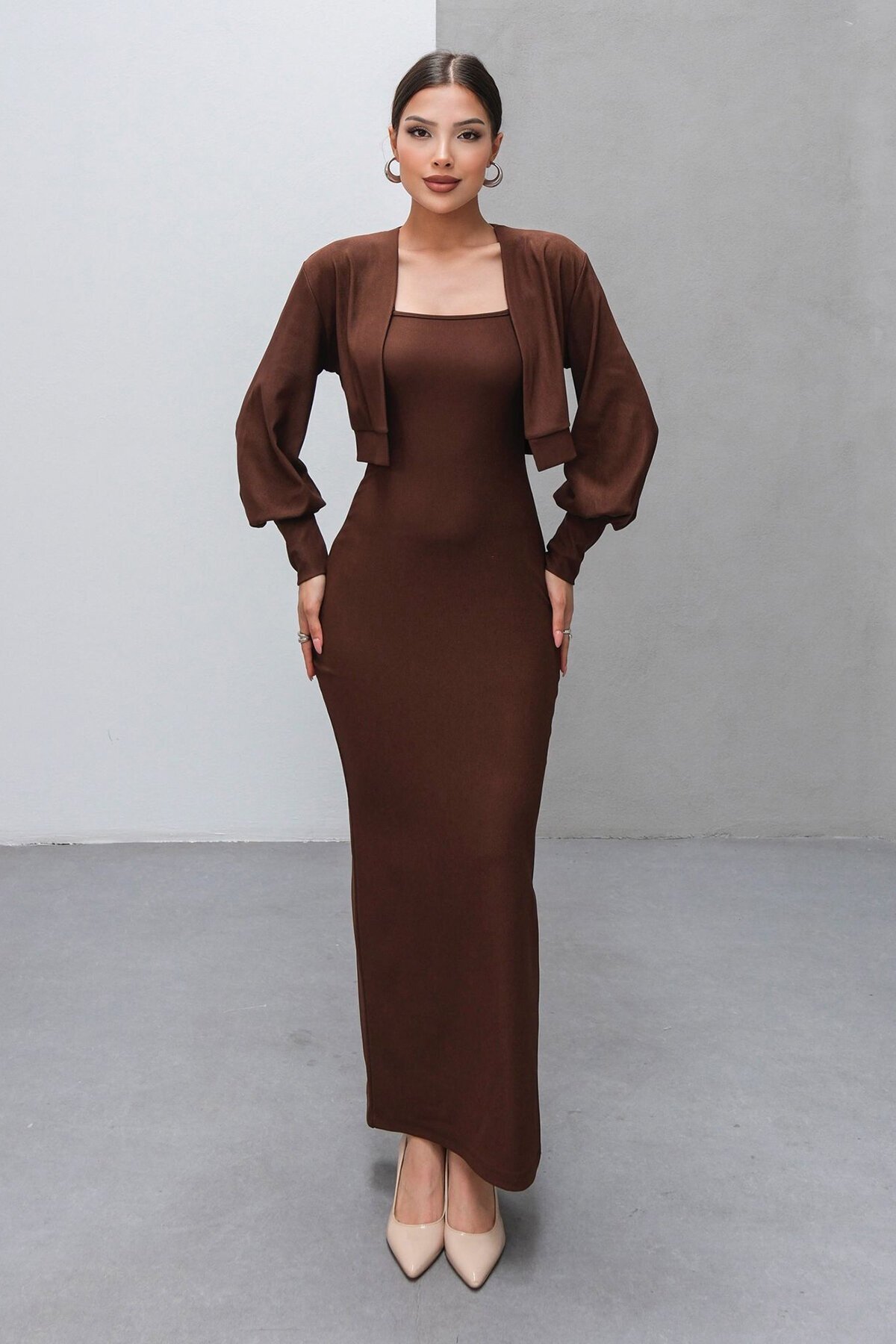 Kahverengi İnce Askılı Yırtmaç Detaylı Uzun Elbise Ve Hırka İkili Takım