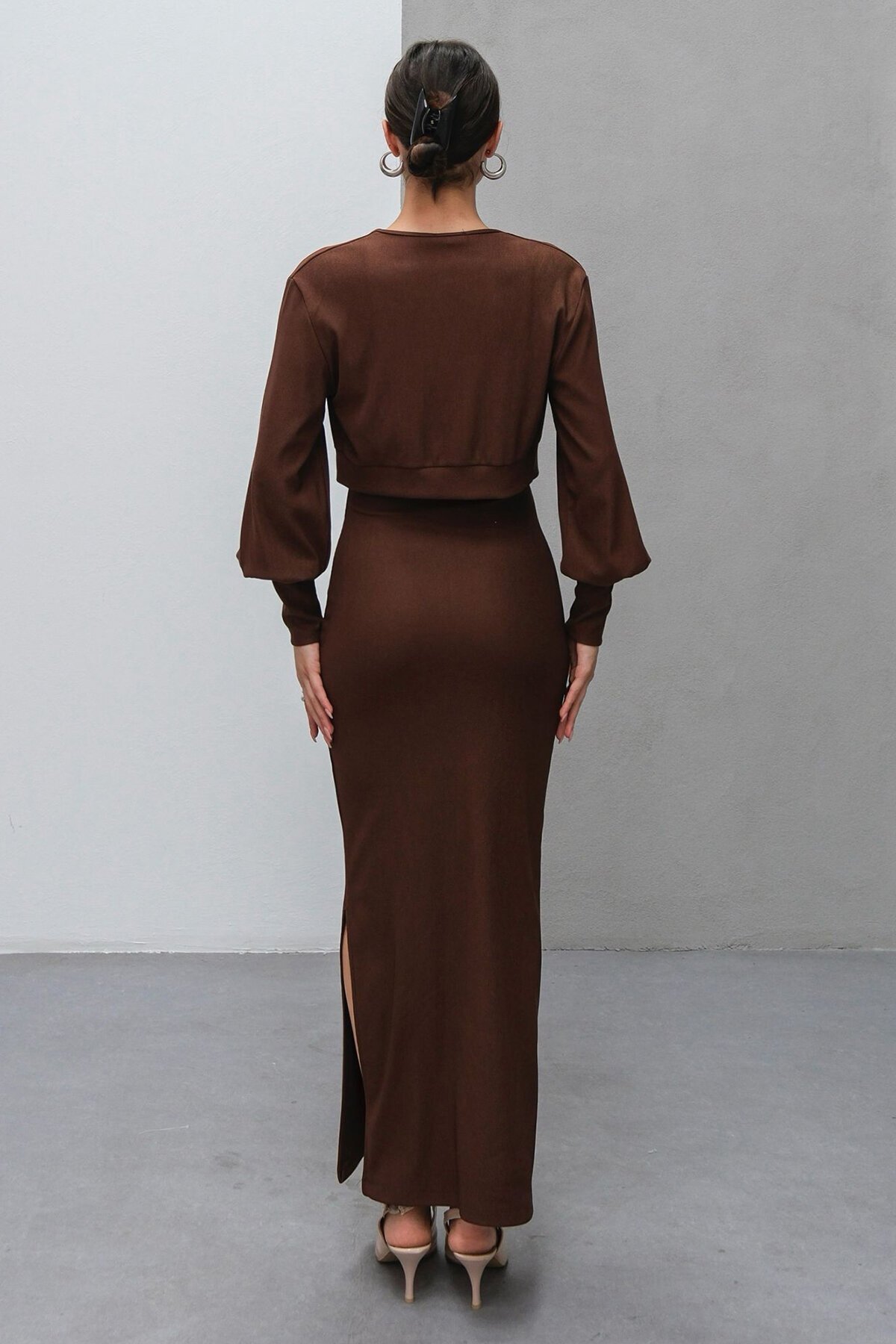 Kahverengi İnce Askılı Yırtmaç Detaylı Uzun Elbise Ve Hırka İkili Takım