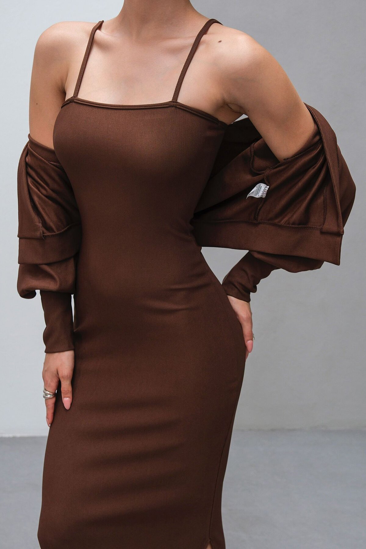 Kahverengi İnce Askılı Yırtmaç Detaylı Uzun Elbise Ve Hırka İkili Takım