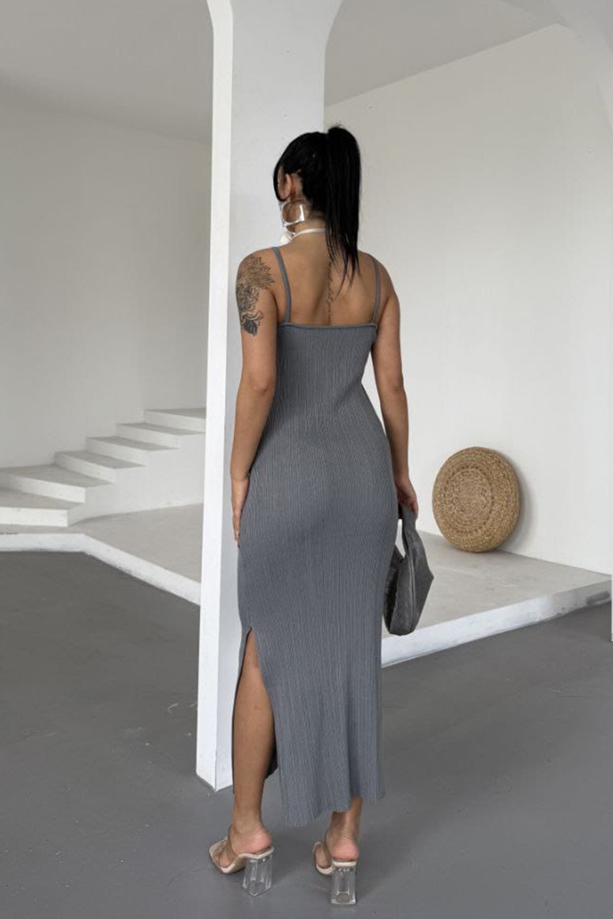 Antrasit İnce İp Askılı Sırt Dekolteli Yırtmaçlı Midi Boy Elbise