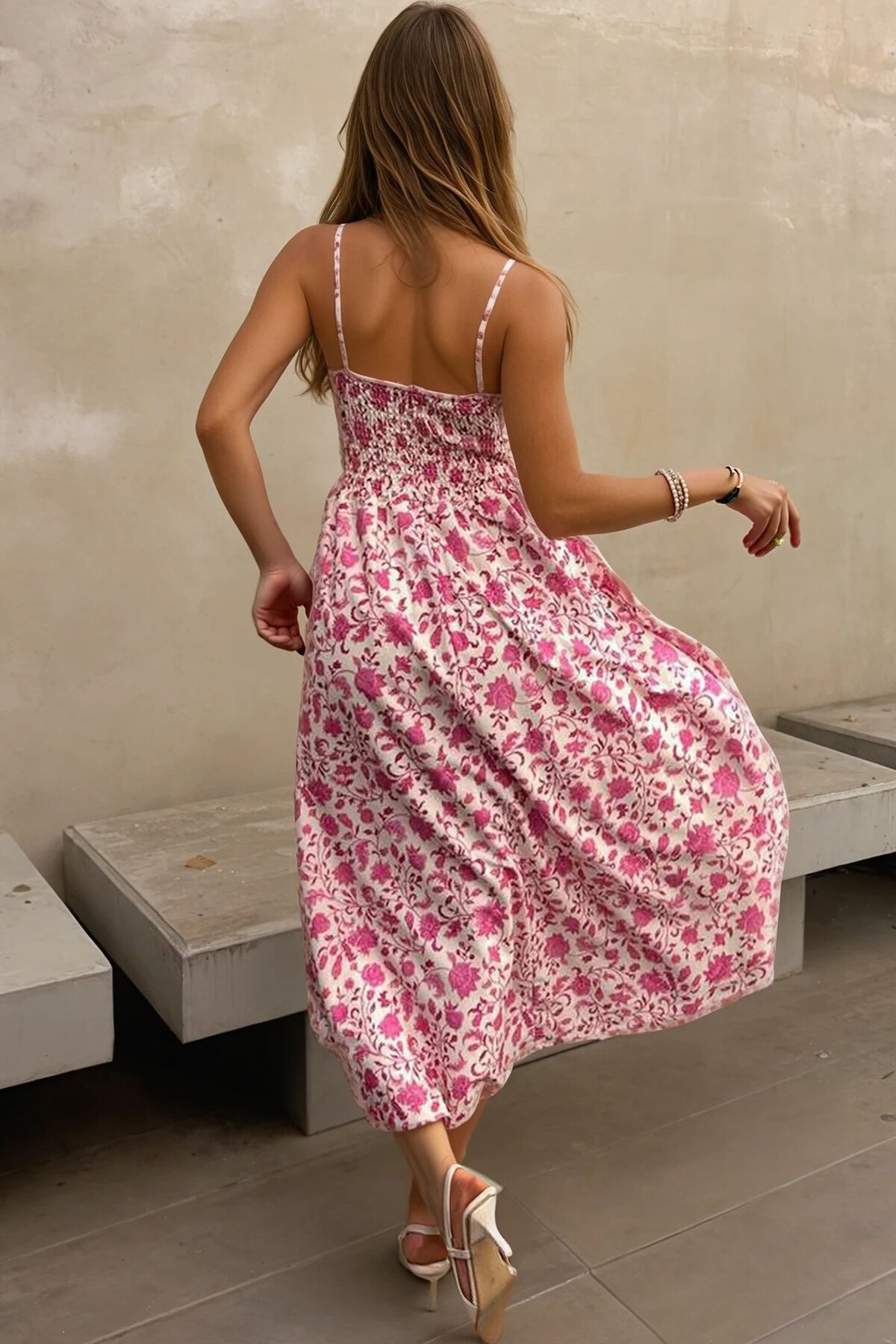 Pembe Kalp Yaka Çiçek Desenli İnce Askılı Kloş Elbise