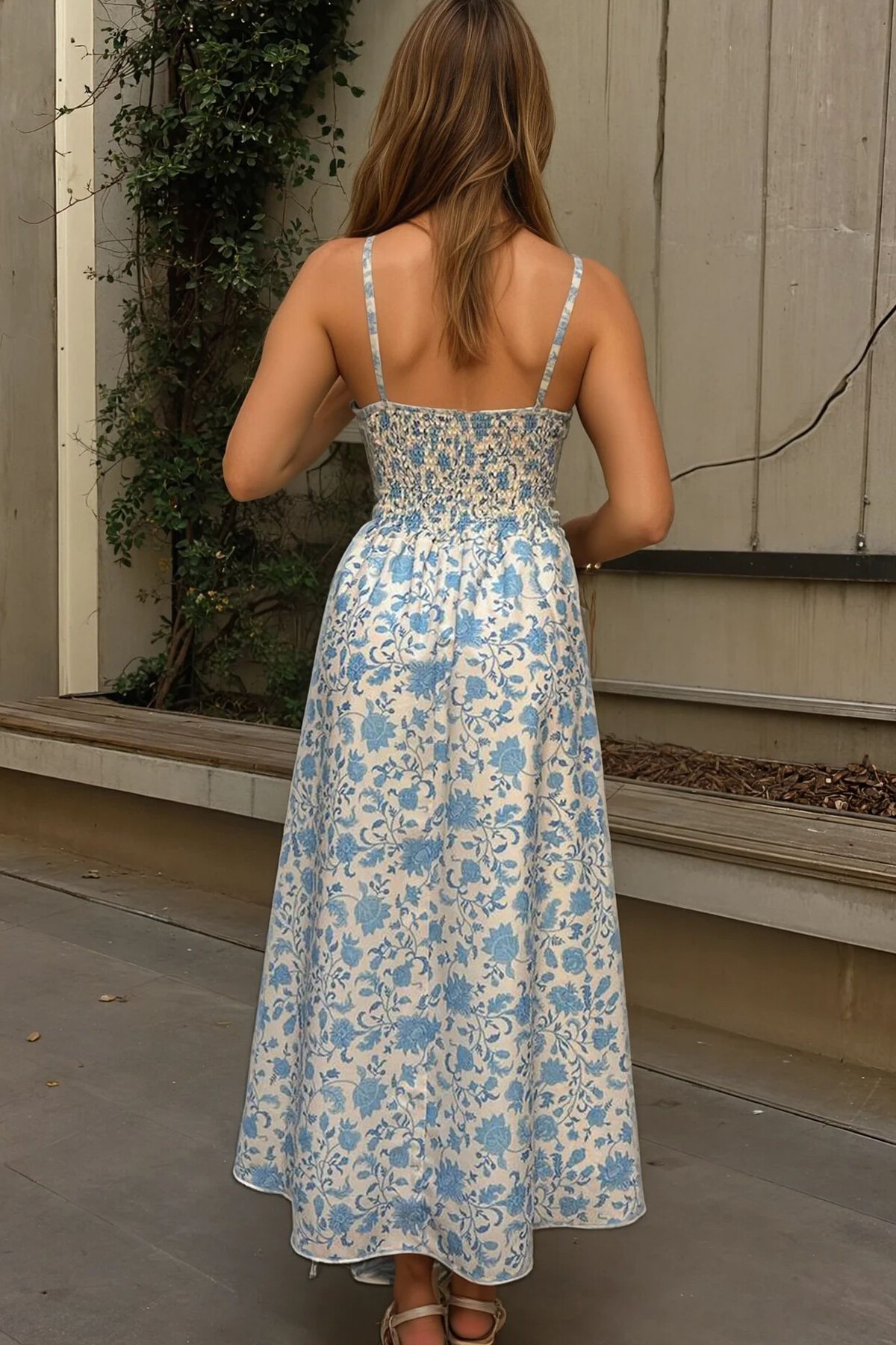 Mavi Kalp Yaka Çiçek Desenli İnce Askılı Kloş Elbise