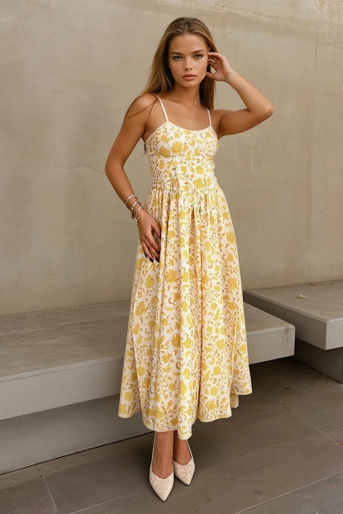Sarı Kalp Yaka Çiçek Desenli İnce Askılı Kloş Elbise