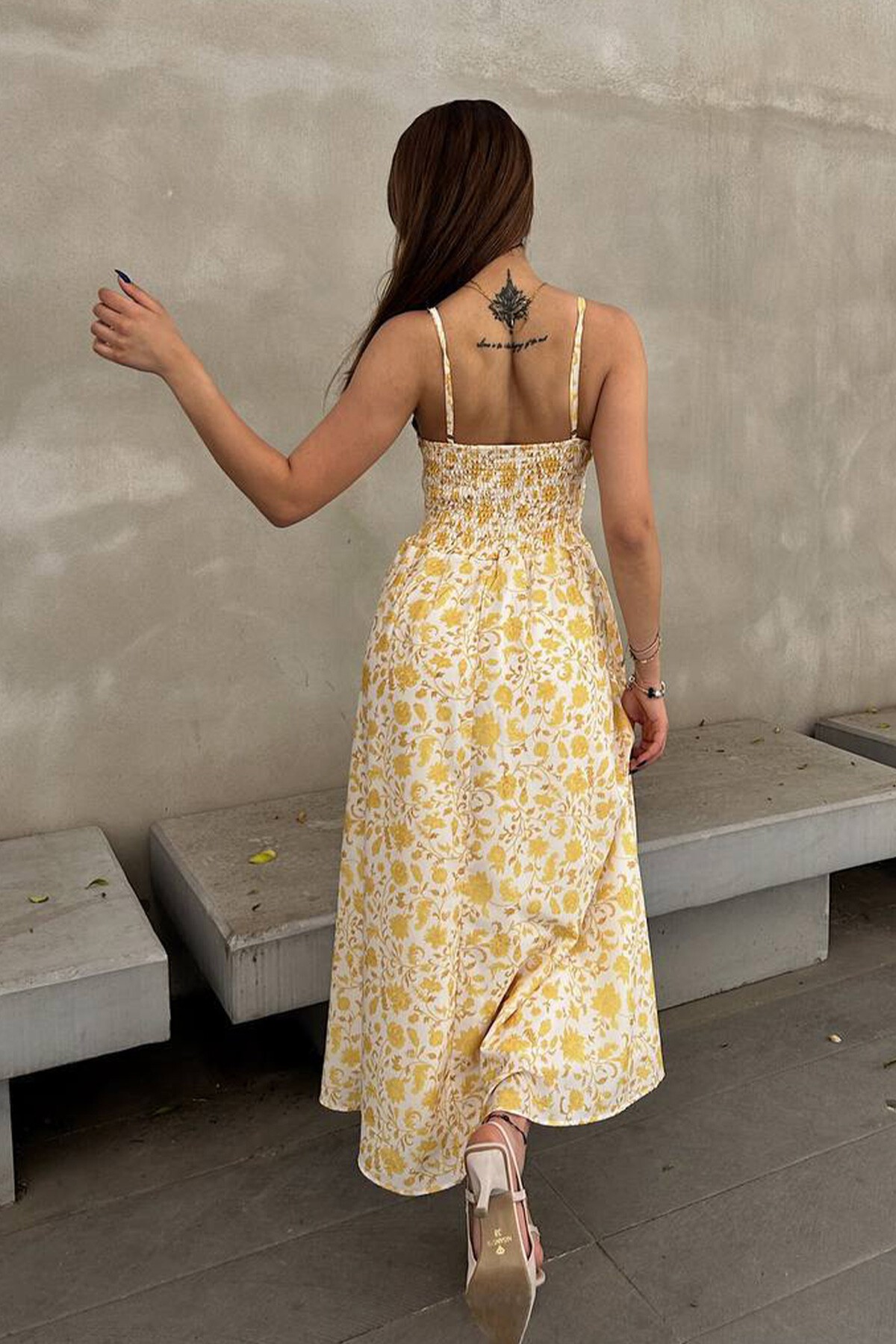 Sarı Kalp Yaka Çiçek Desenli İnce Askılı Kloş Elbise