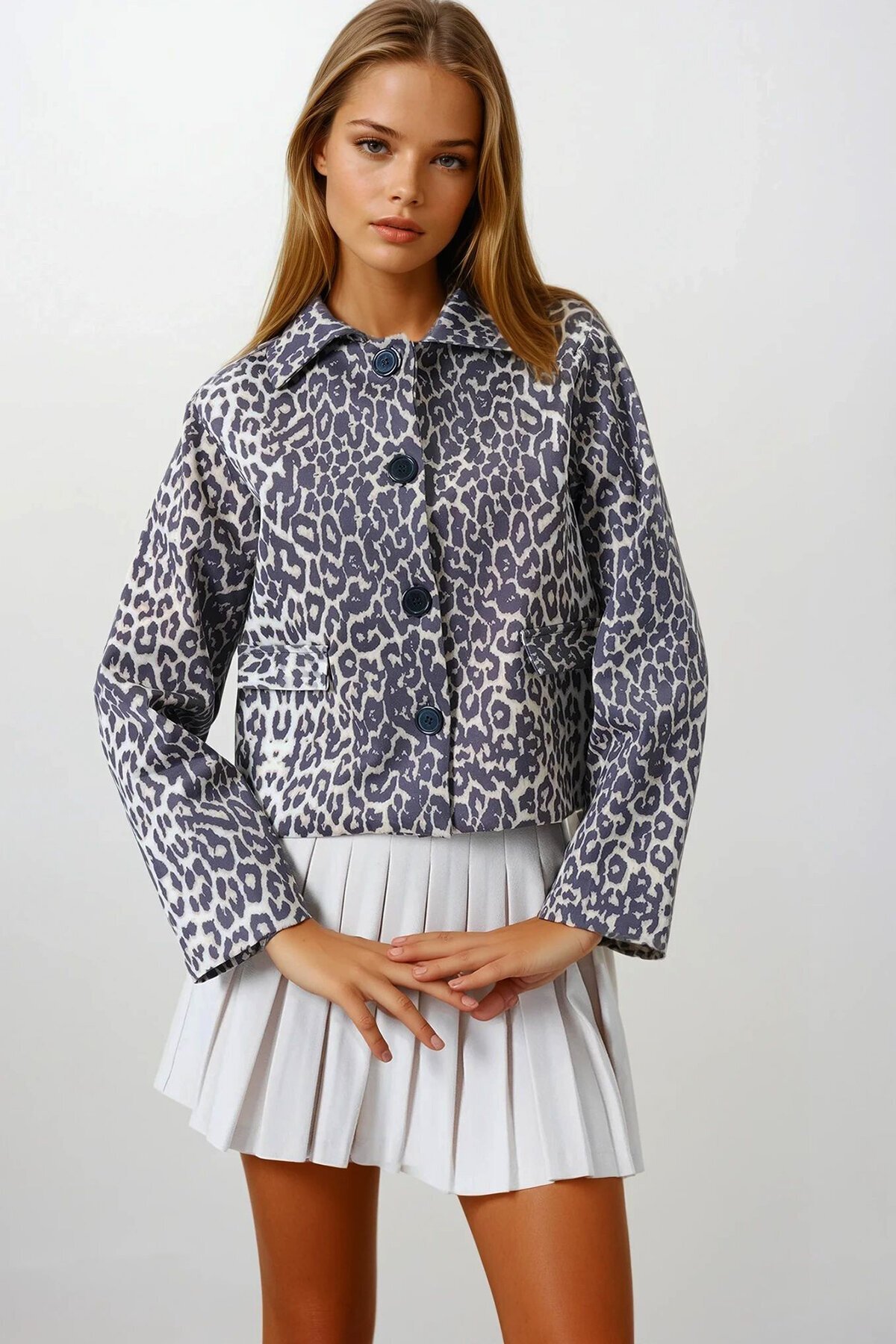 Kapaklı Çift Cepli Vatkalı Leopar Desenli Astarlı Ceket