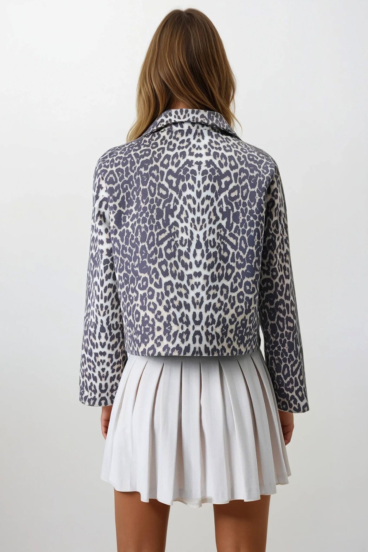 Kapaklı Çift Cepli Vatkalı Leopar Desenli Astarlı Ceket