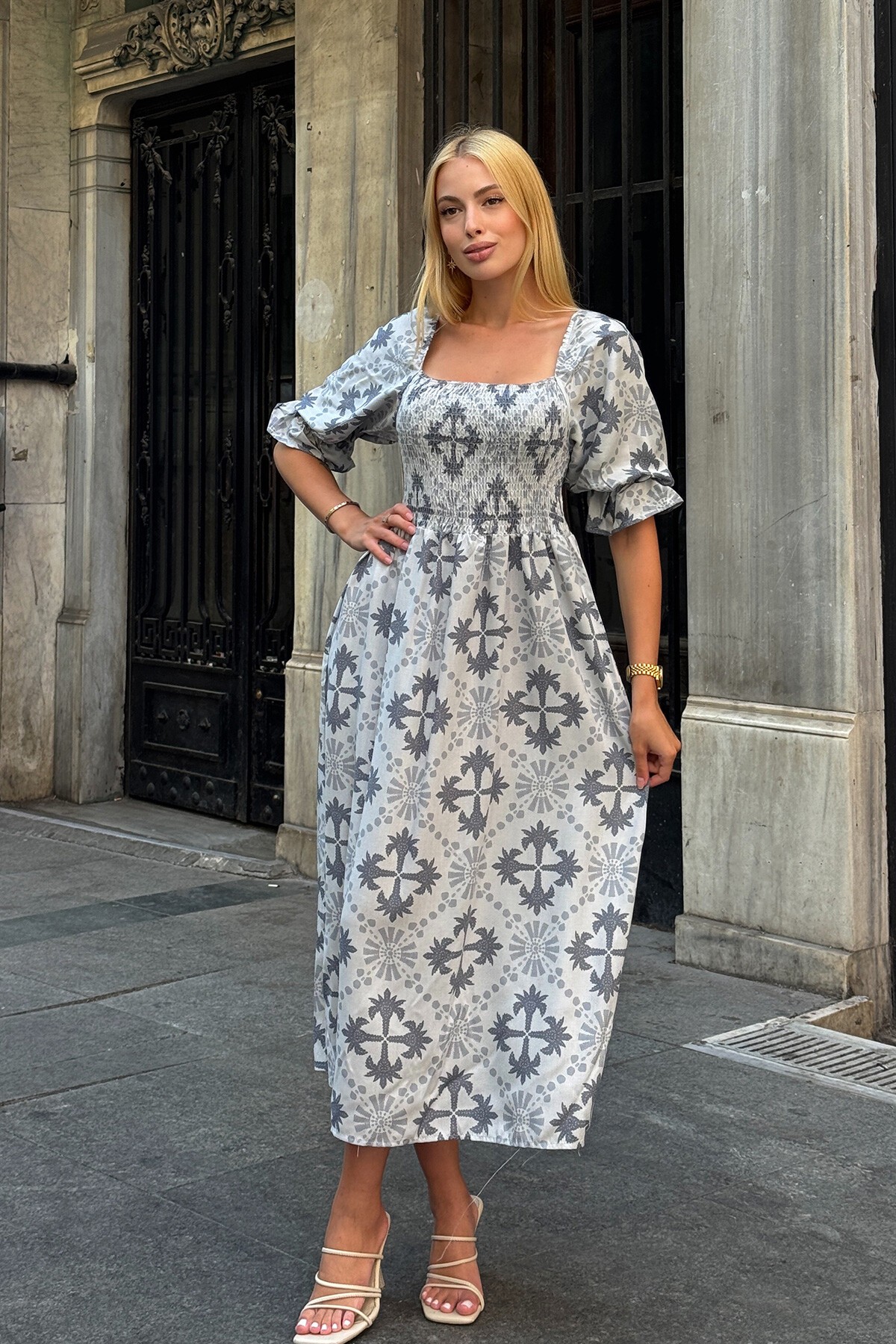 Ekru Kare Yaka Gipeli Desenli Midi Boy Elbise