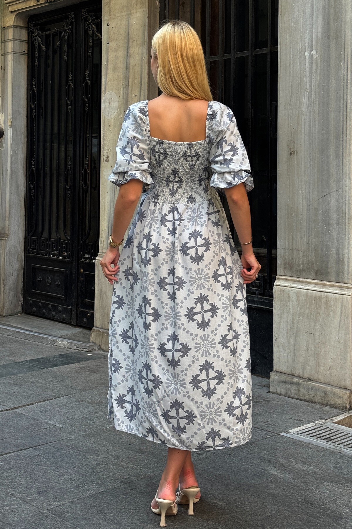 Ekru Kare Yaka Gipeli Desenli Midi Boy Elbise