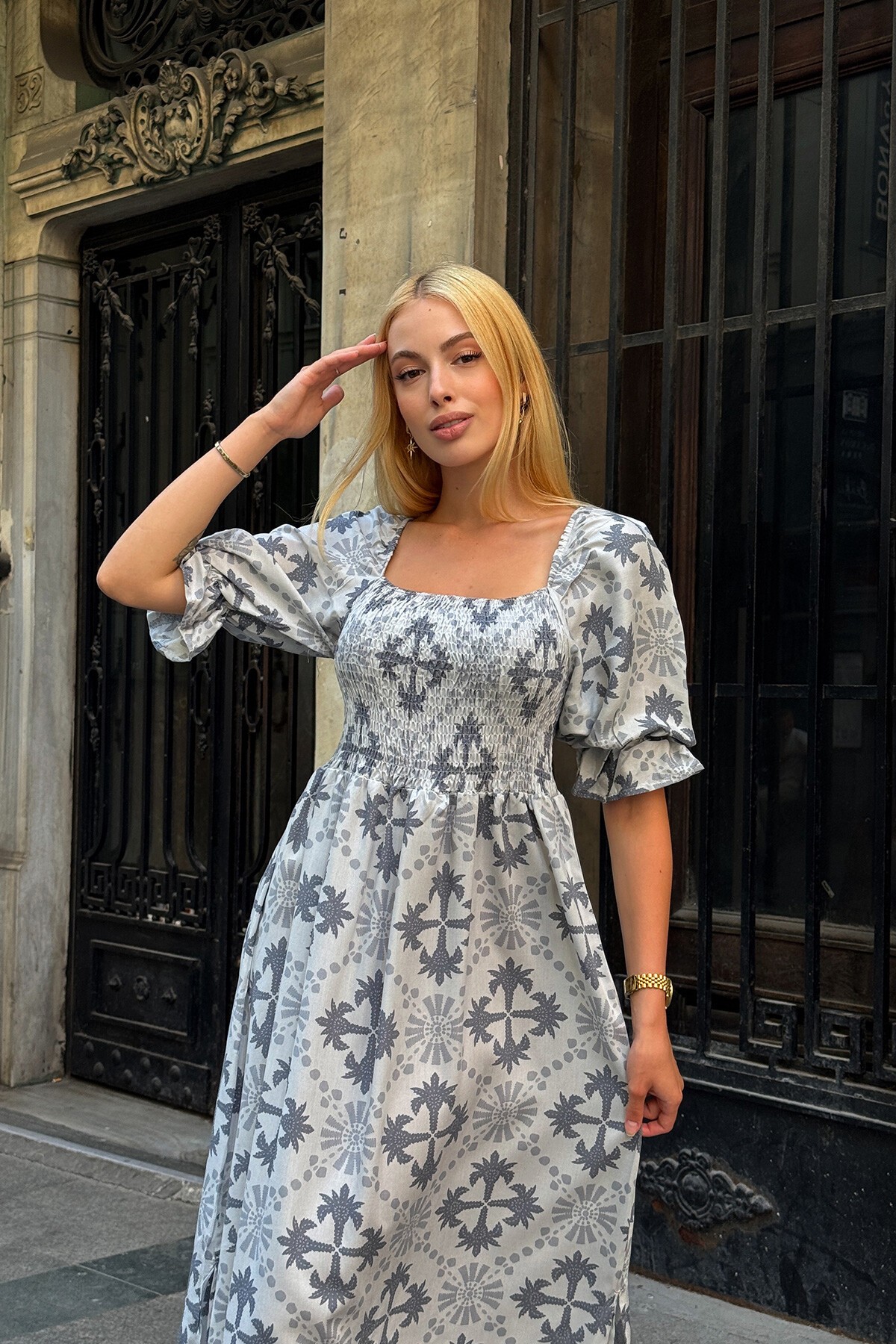 Ekru Kare Yaka Gipeli Desenli Midi Boy Elbise