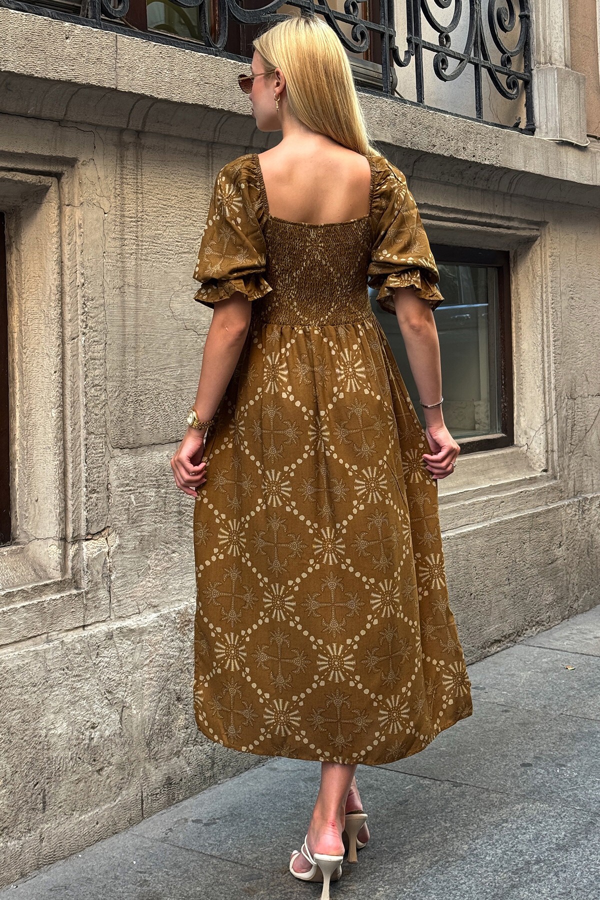 Kahverengi Kare Yaka Gipeli Desenli Midi Boy Elbise