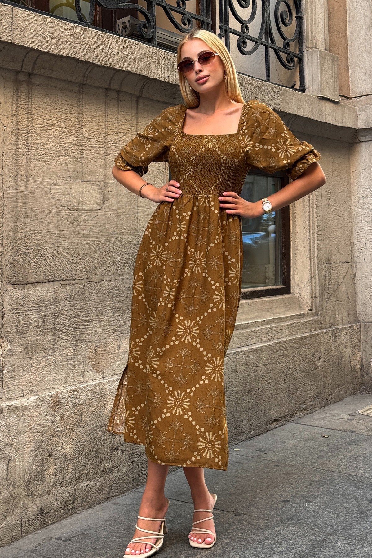 Kahverengi Kare Yaka Gipeli Desenli Midi Boy Elbise