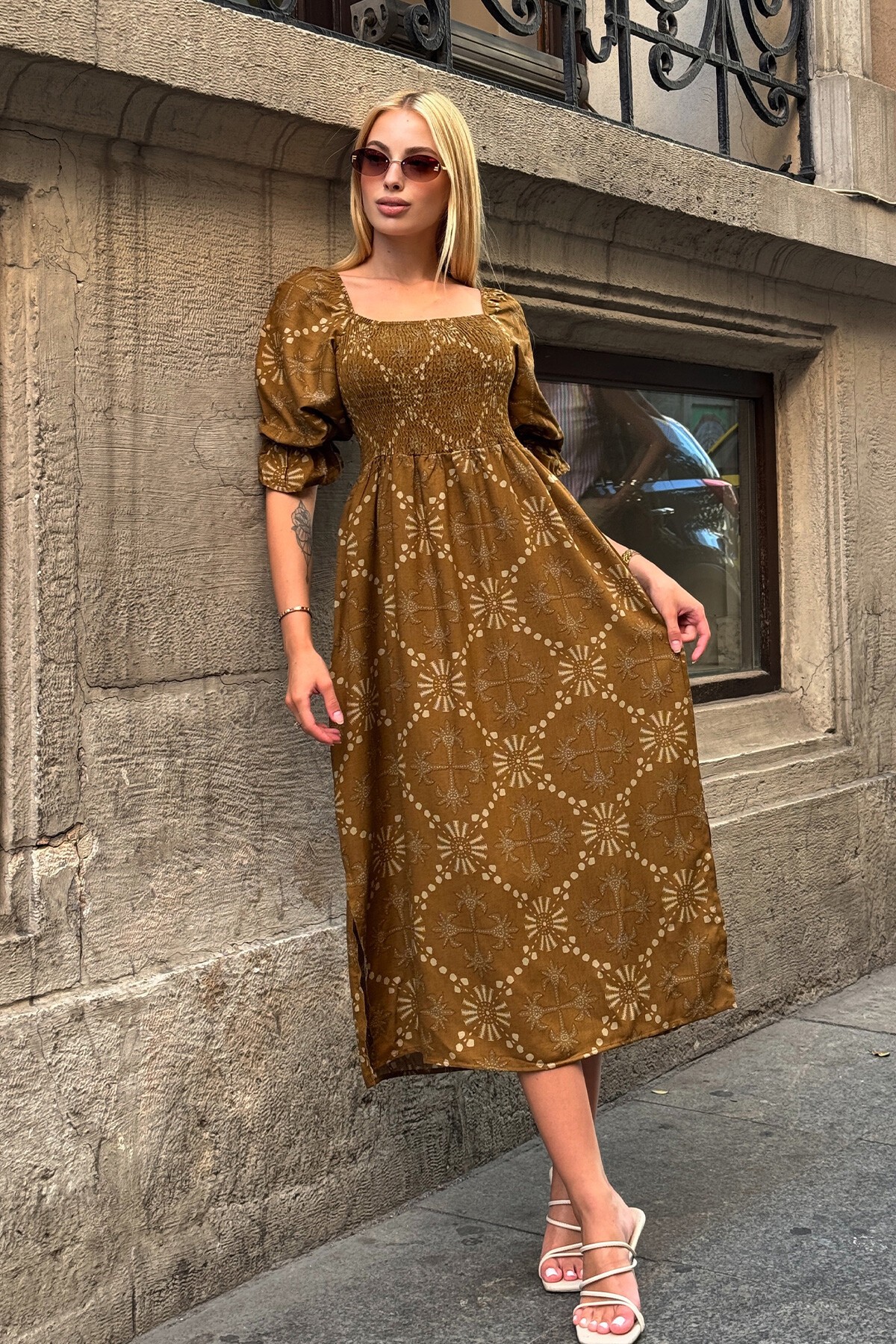 Kahverengi Kare Yaka Gipeli Desenli Midi Boy Elbise