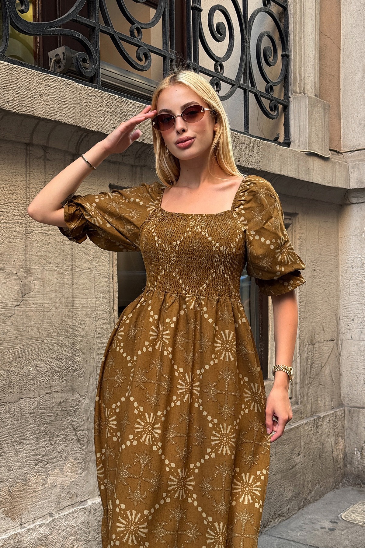 Kahverengi Kare Yaka Gipeli Desenli Midi Boy Elbise