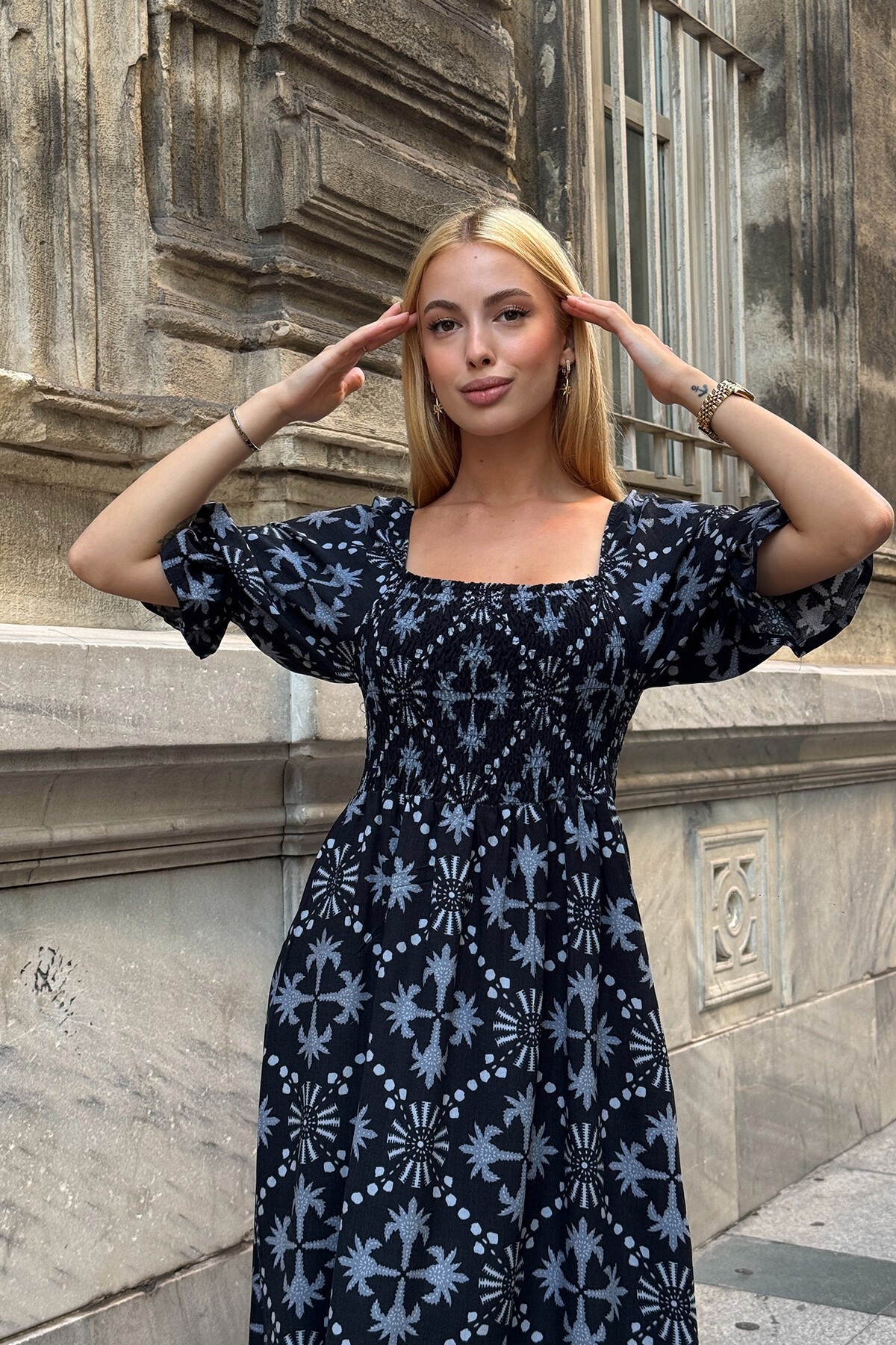 Siyah Kare Yaka Gipeli Desenli Midi Boy Elbise