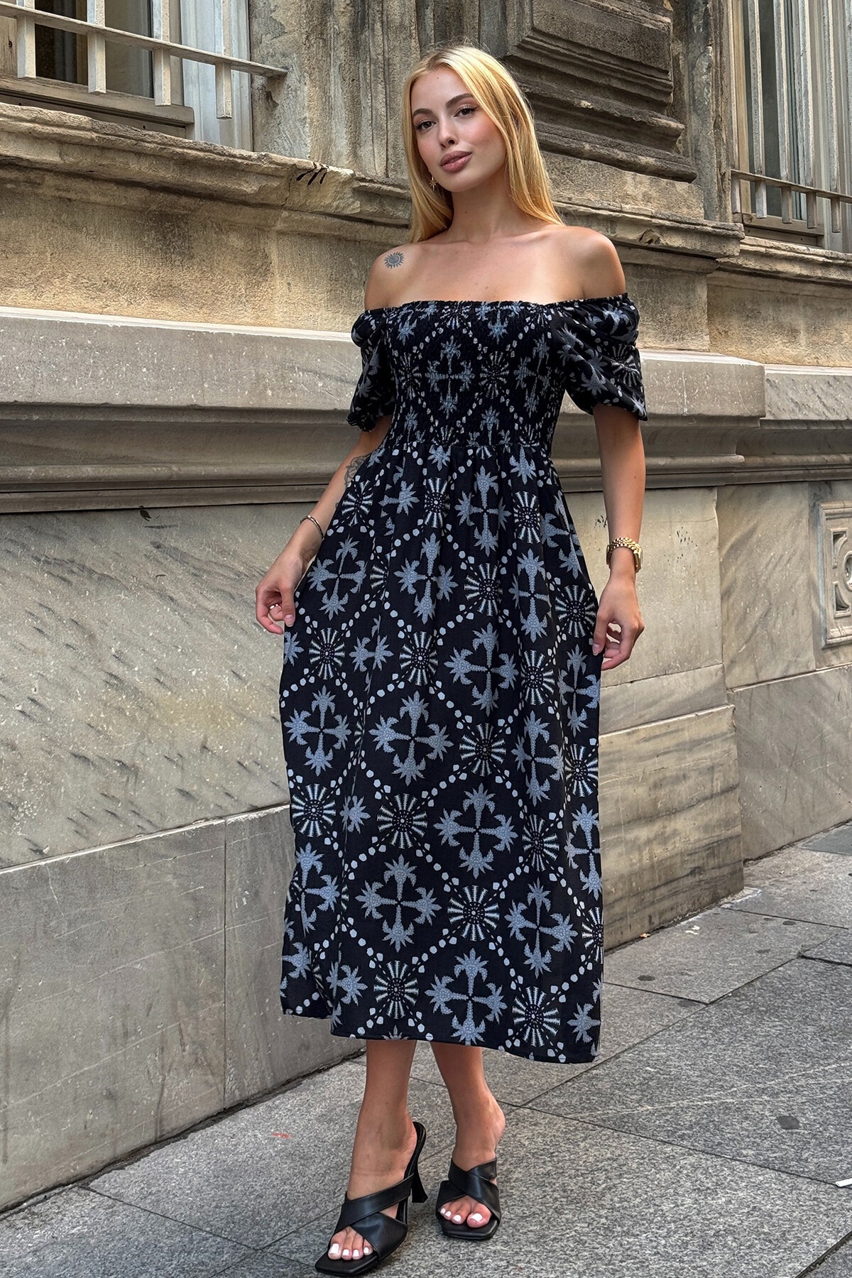 Siyah Kare Yaka Gipeli Desenli Midi Boy Elbise