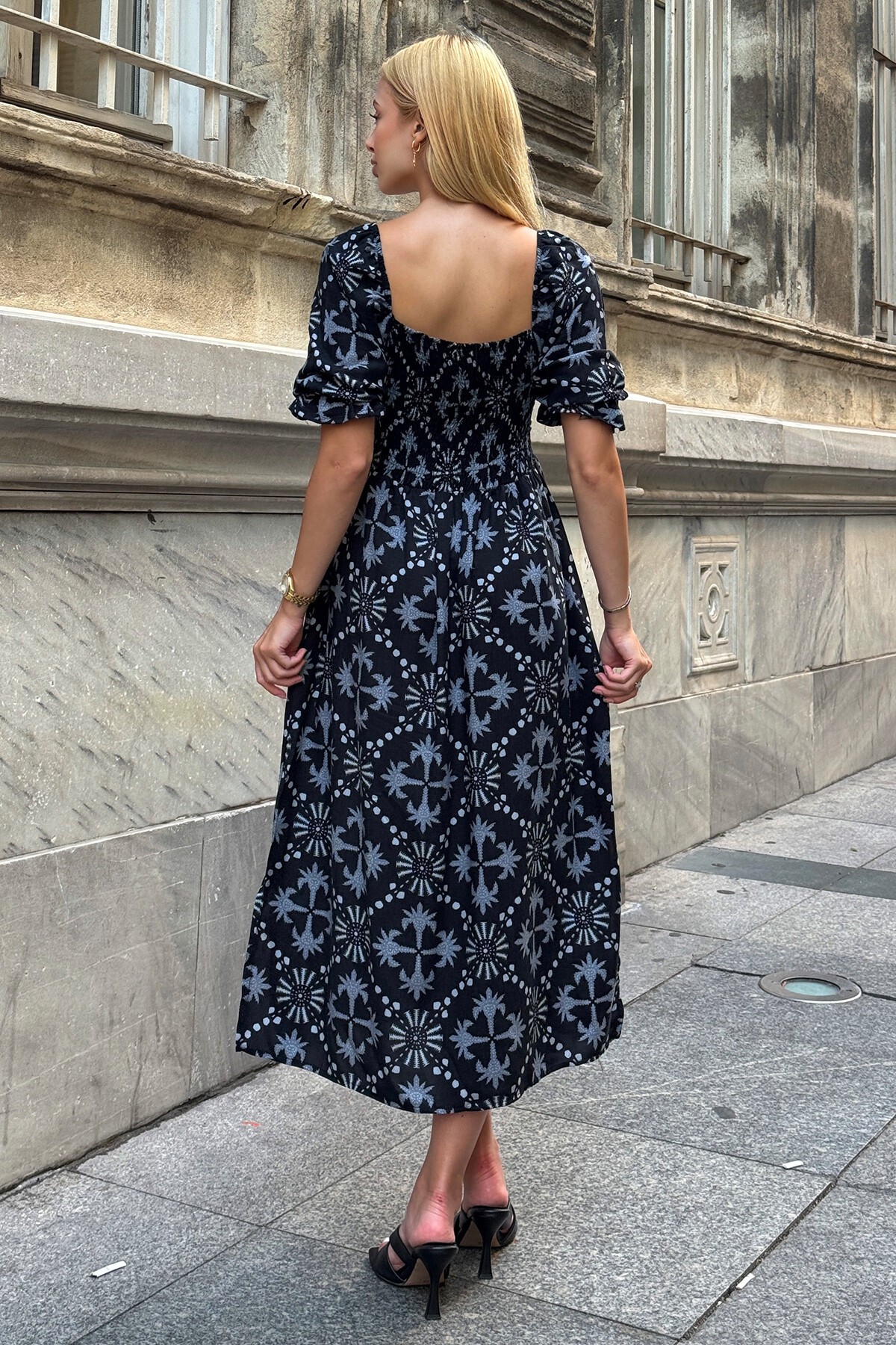 Siyah Kare Yaka Gipeli Desenli Midi Boy Elbise