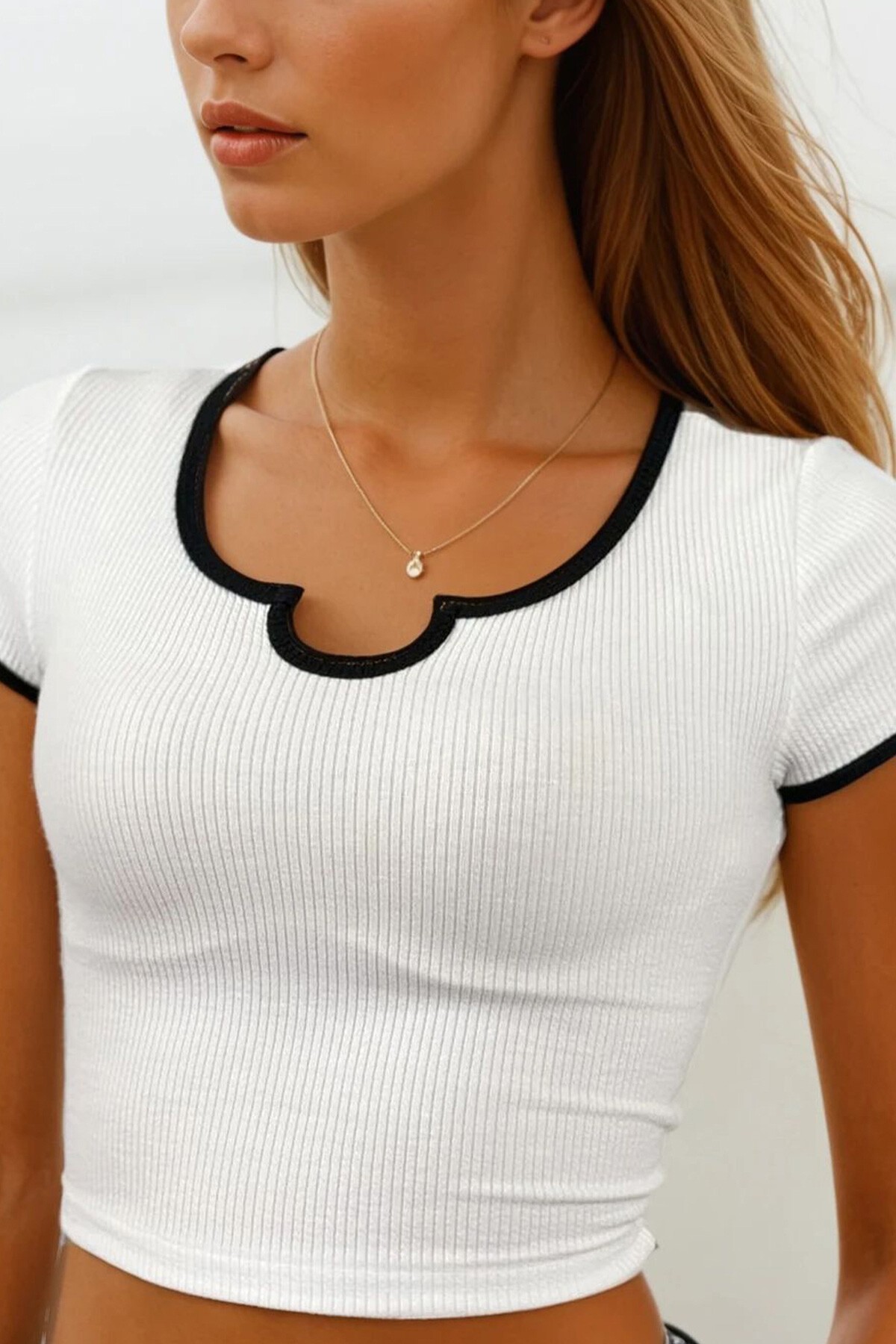 Beyaz Kare Yaka Kısa Kollu Fitilli Crop Bluz