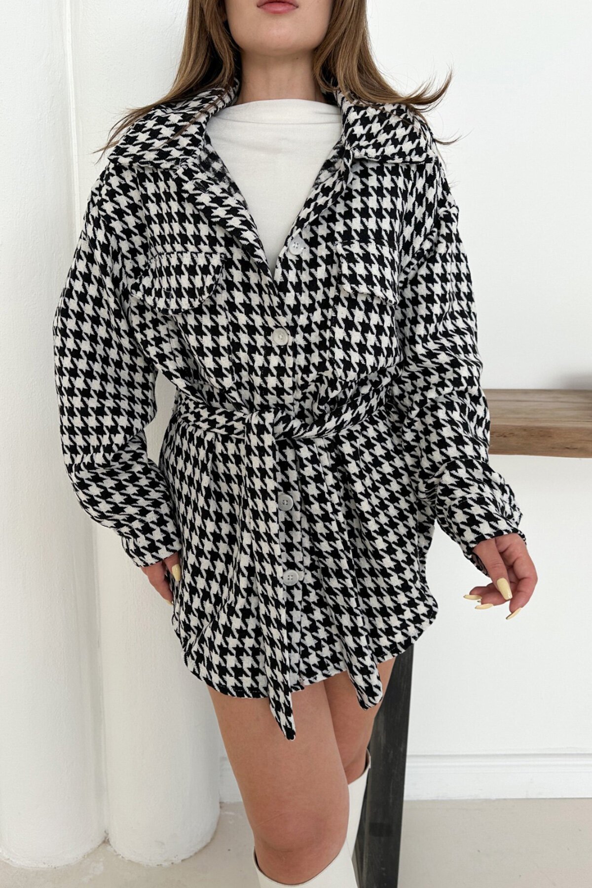 Beyaz Kazayağı Desenli Kuşaklı Oversize Gömlek Ceket