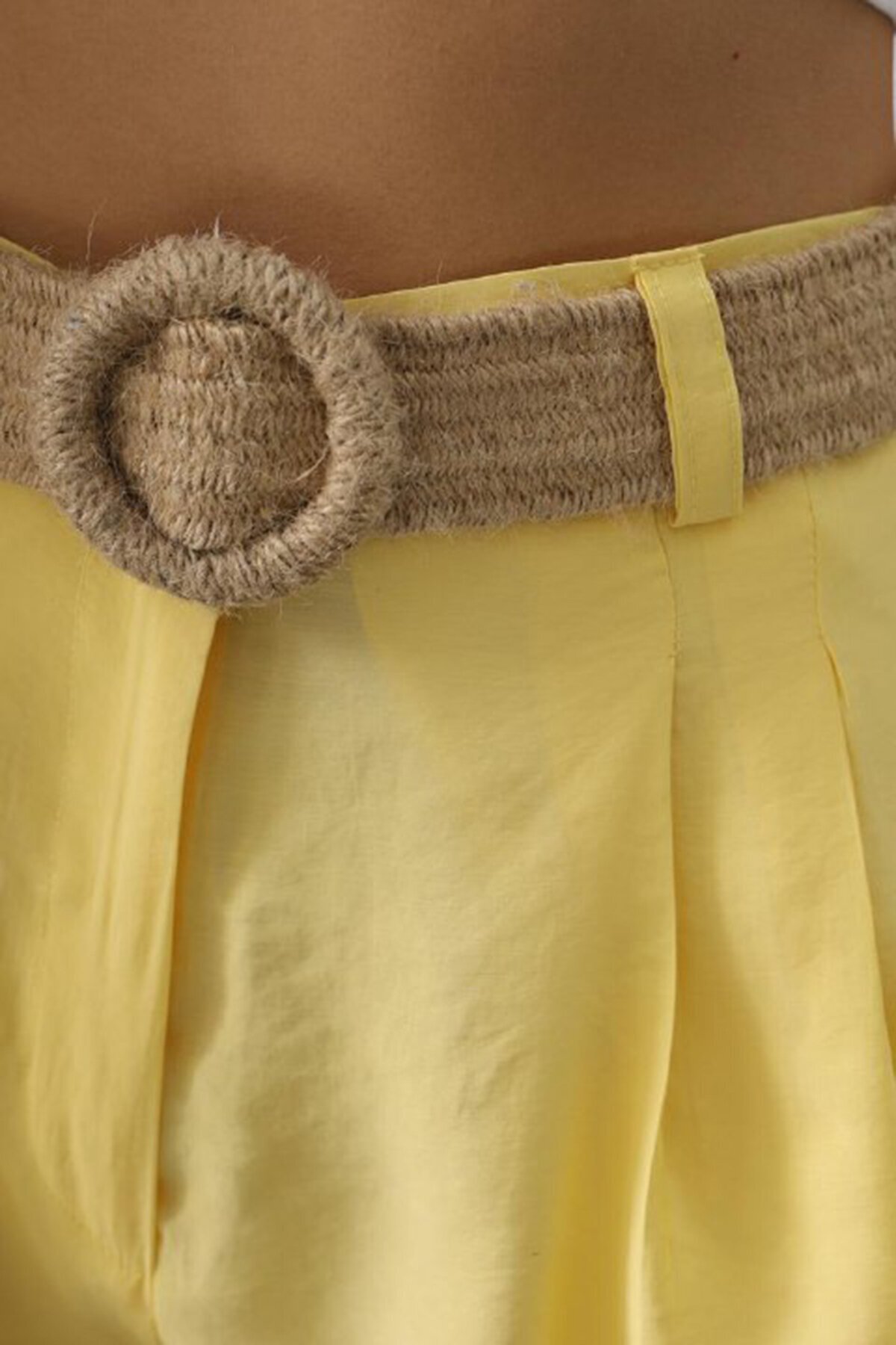 Sarı Kemerli Rahat Kesim Şort