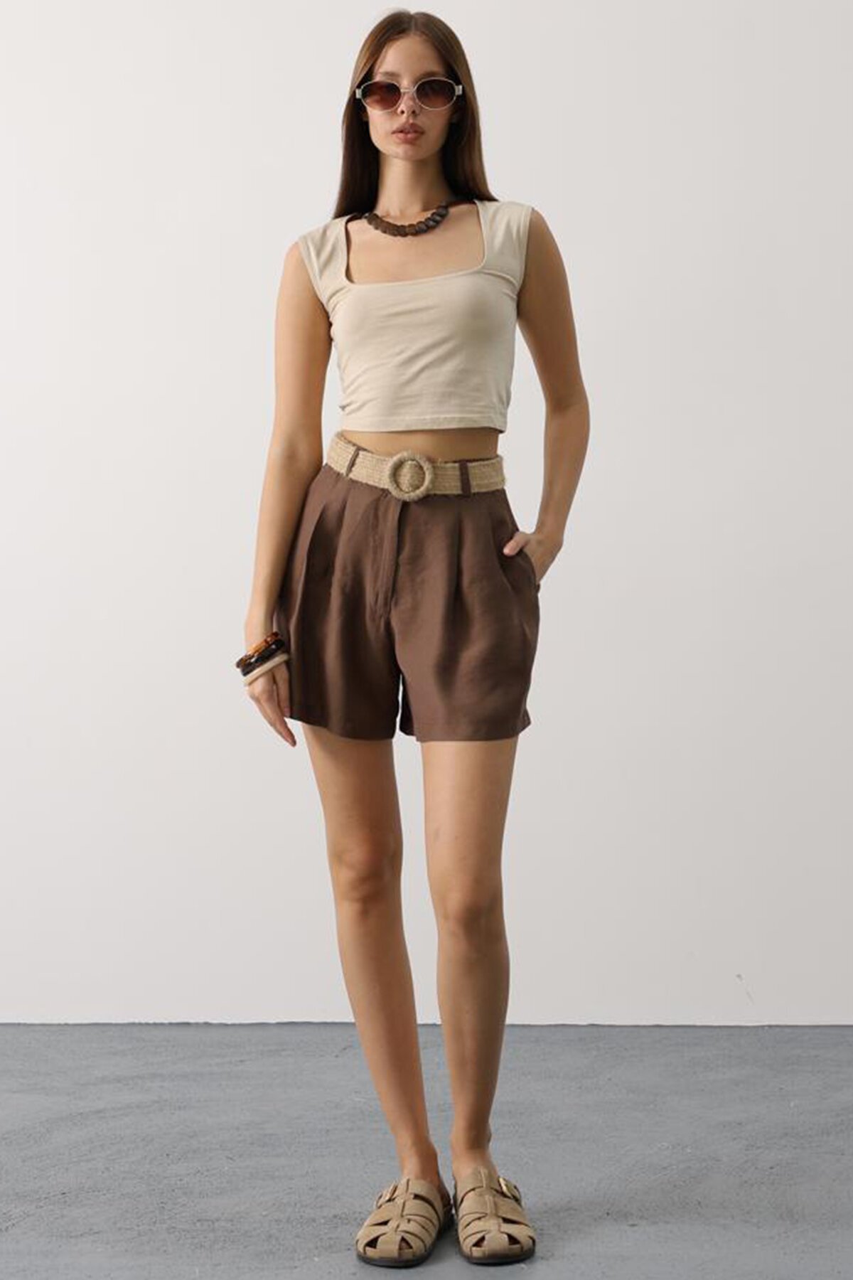 Kahve Kemerli Rahat Kesim Şort