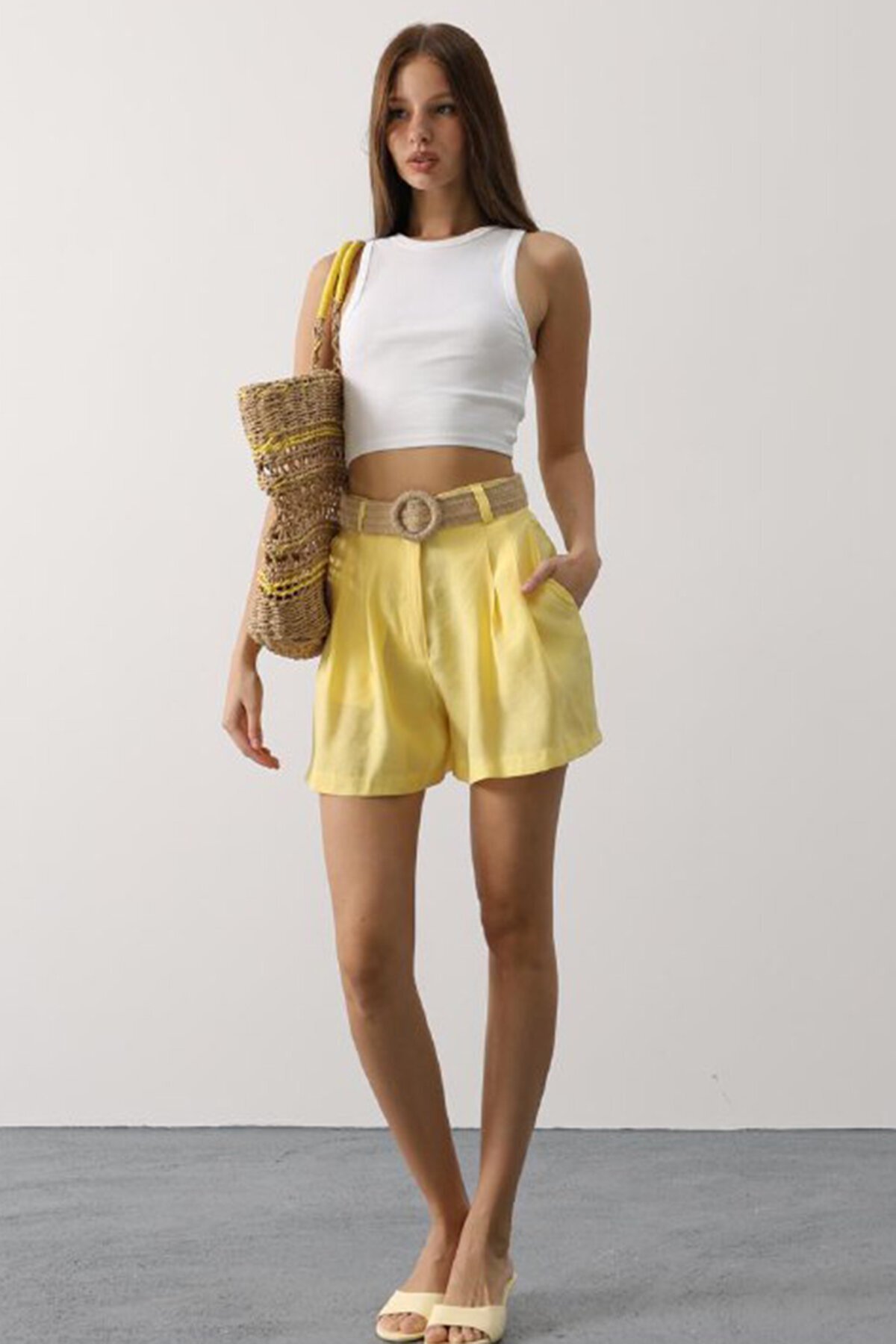 Sarı Kemerli Rahat Kesim Şort