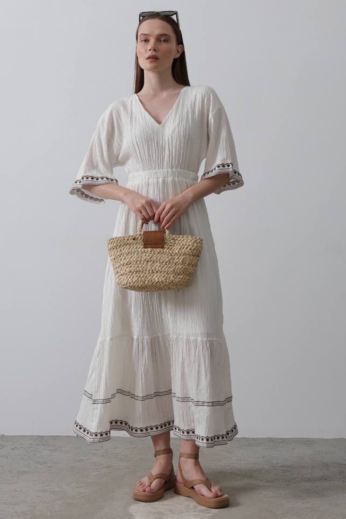 Beyaz Kol Etek Nakışlı Astarlı Uzun Elbise