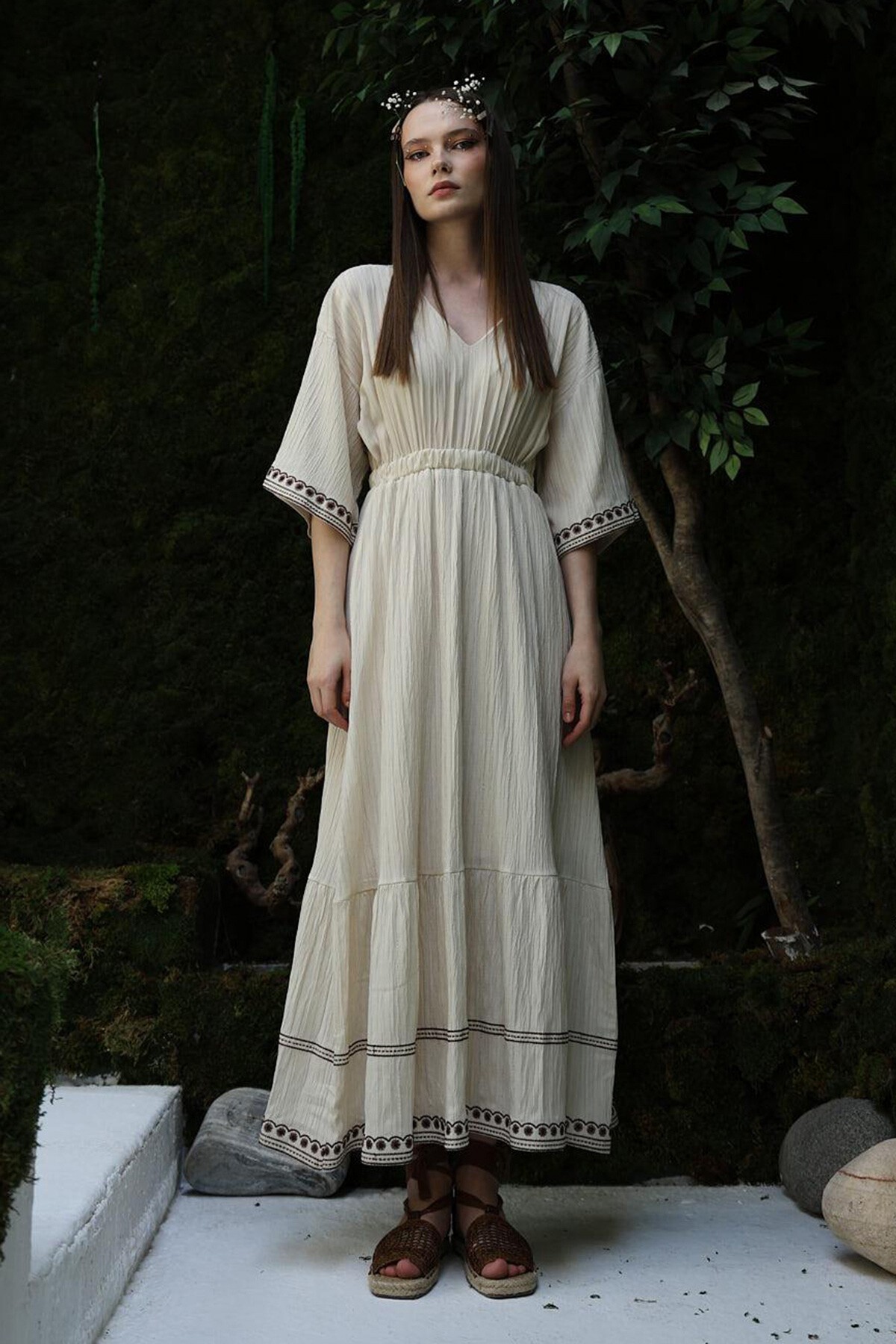 Taş V Yaka Kol Ve Etek Nakışlı Maxi Boy Elbise