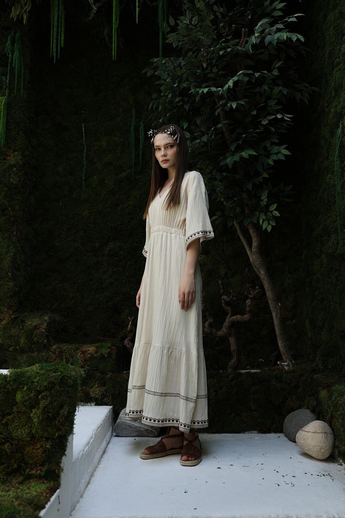 Taş V Yaka Kol Ve Etek Nakışlı Maxi Boy Elbise