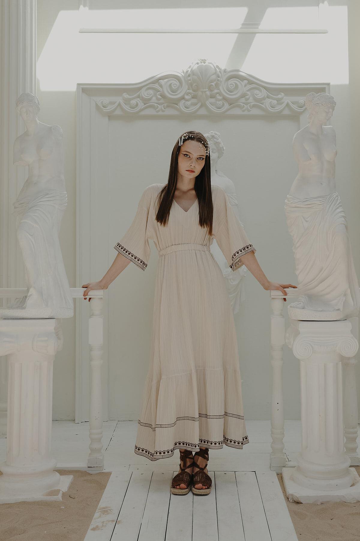 Taş V Yaka Kol Ve Etek Nakışlı Maxi Boy Elbise