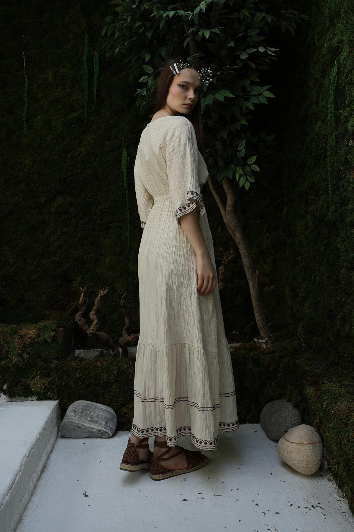 Taş V Yaka Kol Ve Etek Nakışlı Maxi Boy Elbise