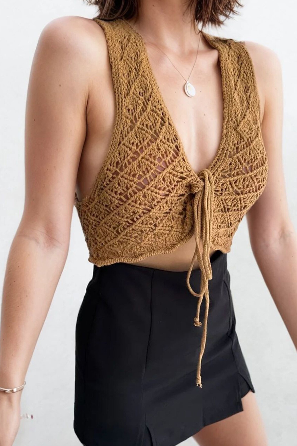 Kahverengi Kolsuz Ajurlu Triko Crop Bluz