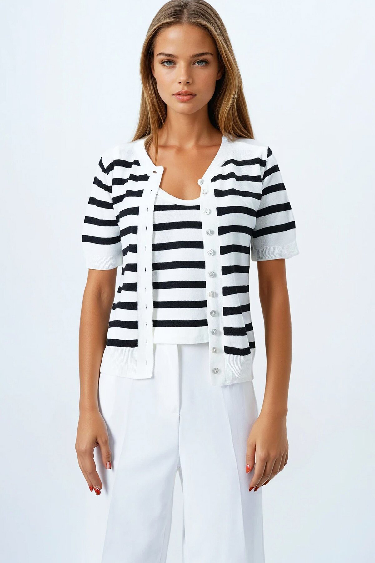 Siyah Kolsuz Bluz Ve Düğmeli Triko Hırka