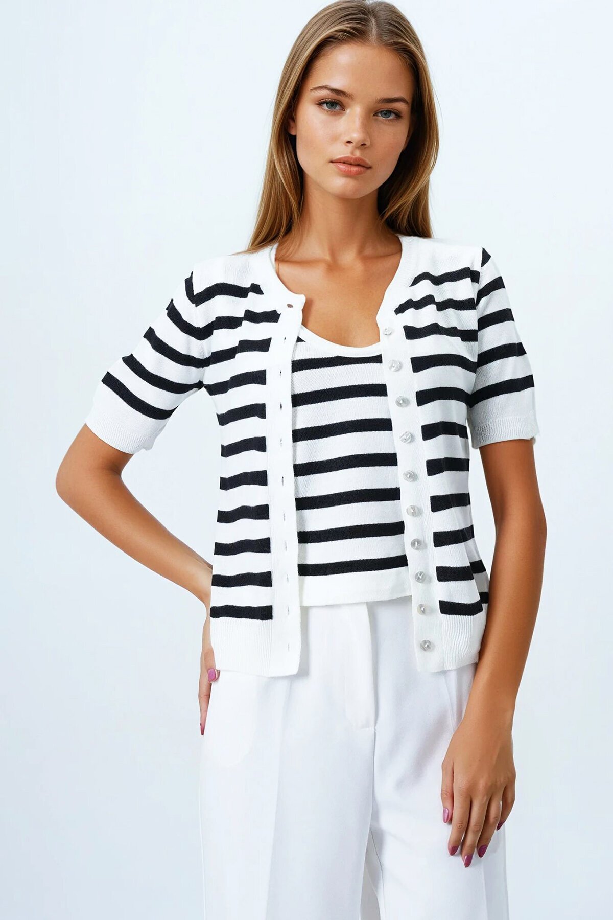 Siyah Kolsuz Bluz Ve Düğmeli Triko Hırka