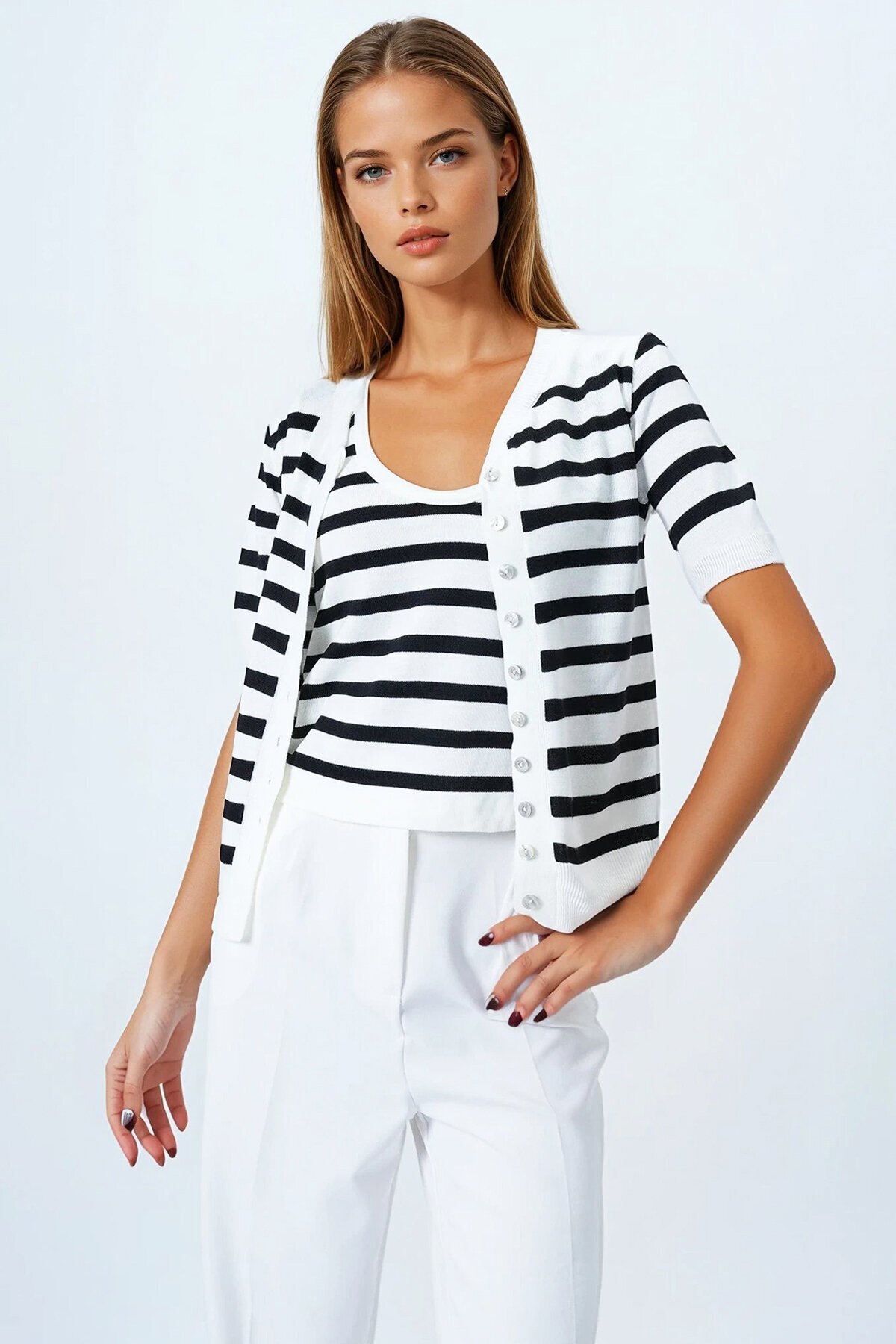 Siyah Kolsuz Bluz Ve Düğmeli Triko Hırka