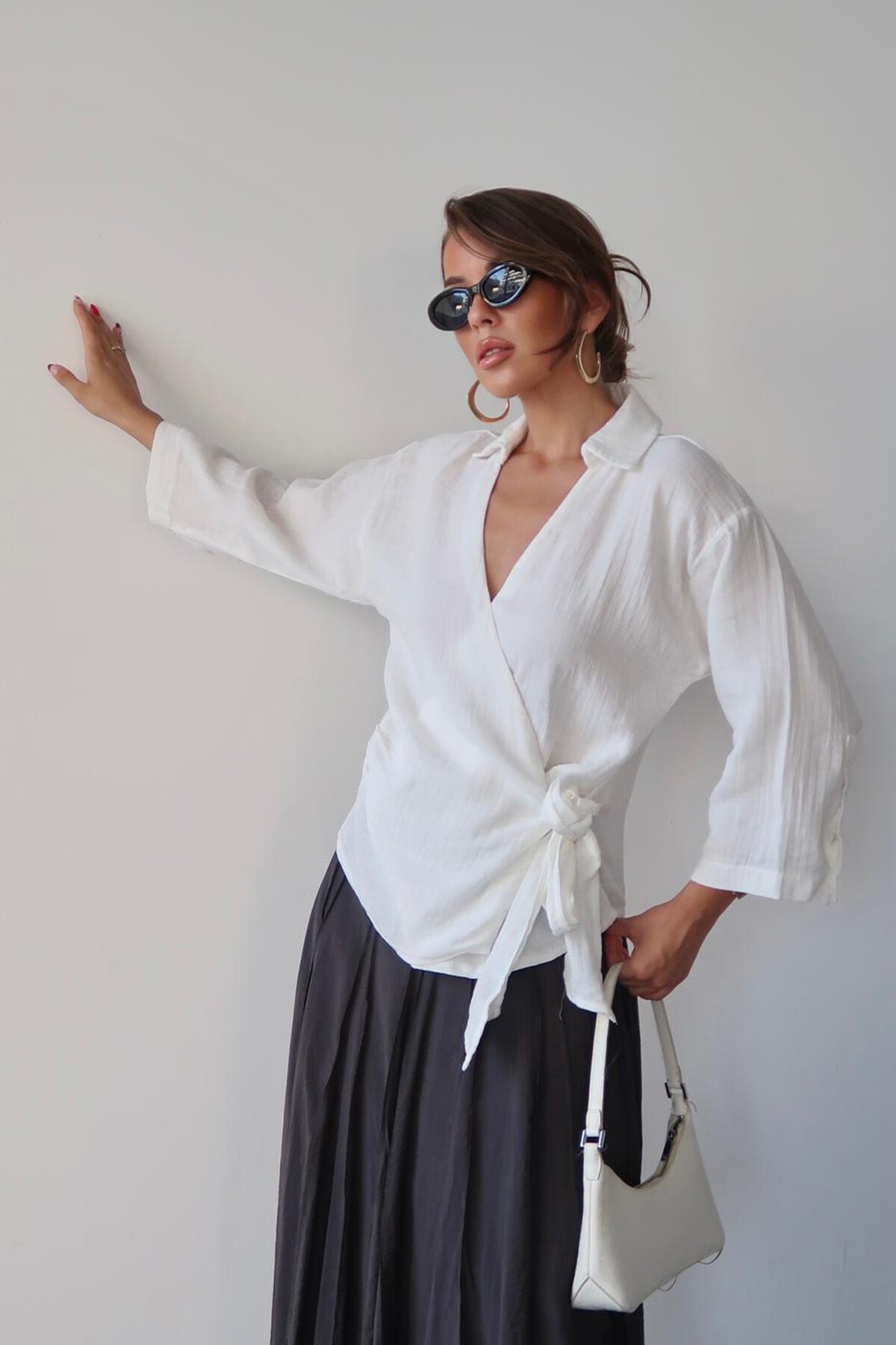 Beyaz Kruvaze Yaka Bağlamalı Müslin Bluz