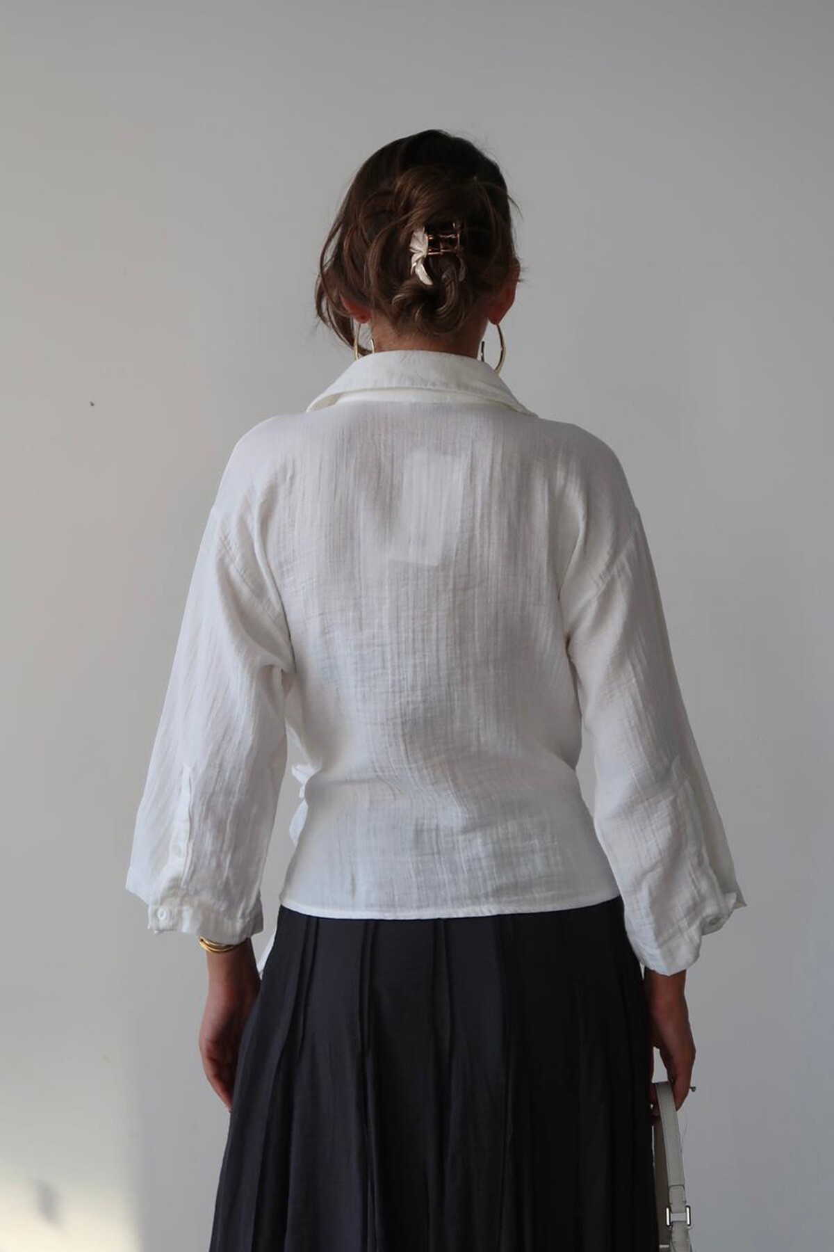 Beyaz Kruvaze Yaka Bağlamalı Müslin Bluz