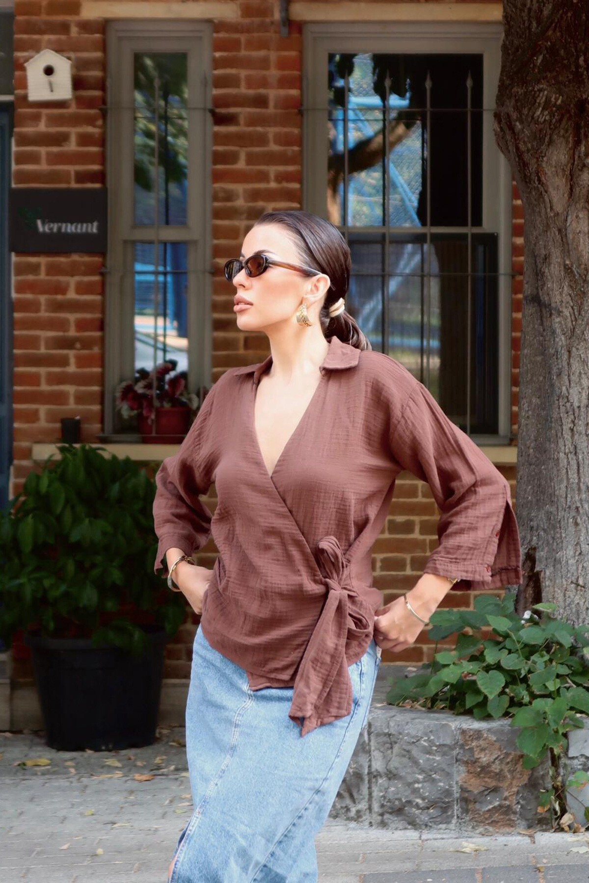 Kahverengi Kruvaze Yaka Bağlamalı Müslin Bluz