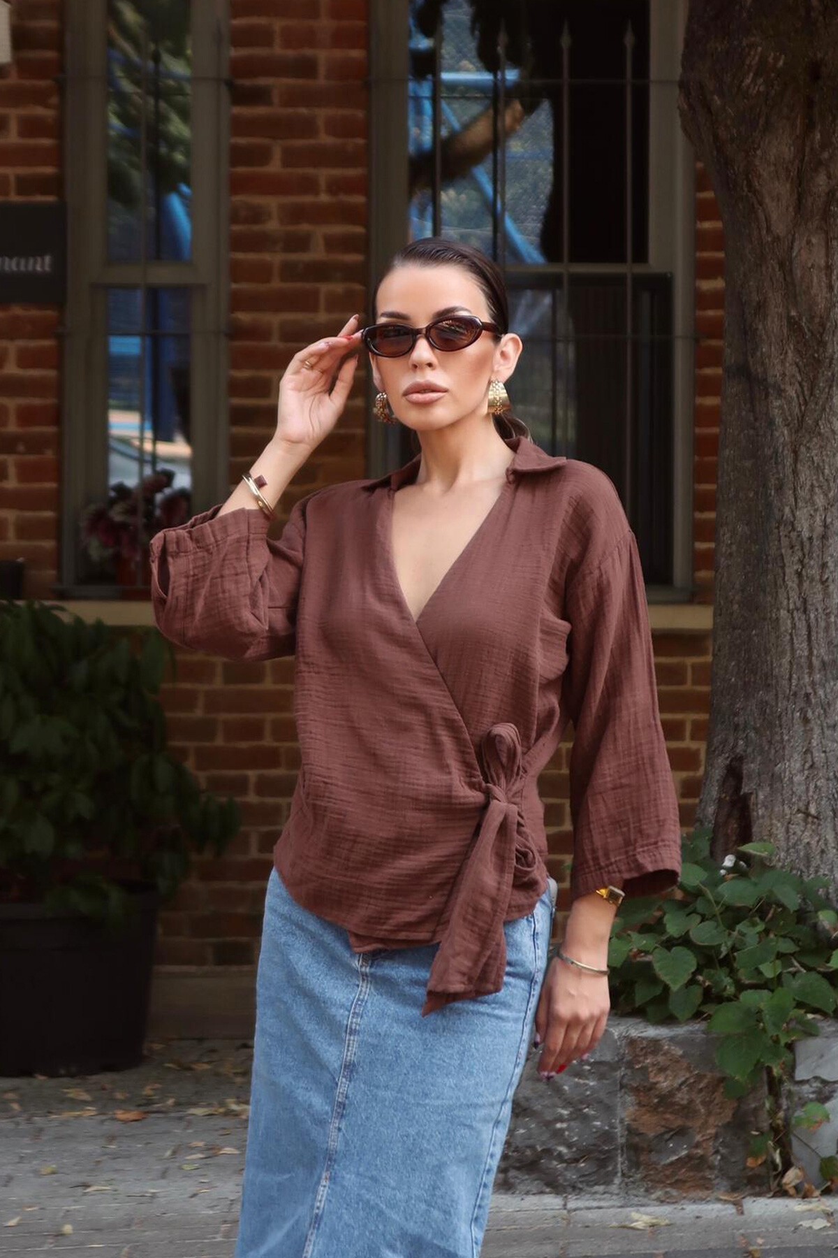 Kahverengi Kruvaze Yaka Bağlamalı Müslin Bluz