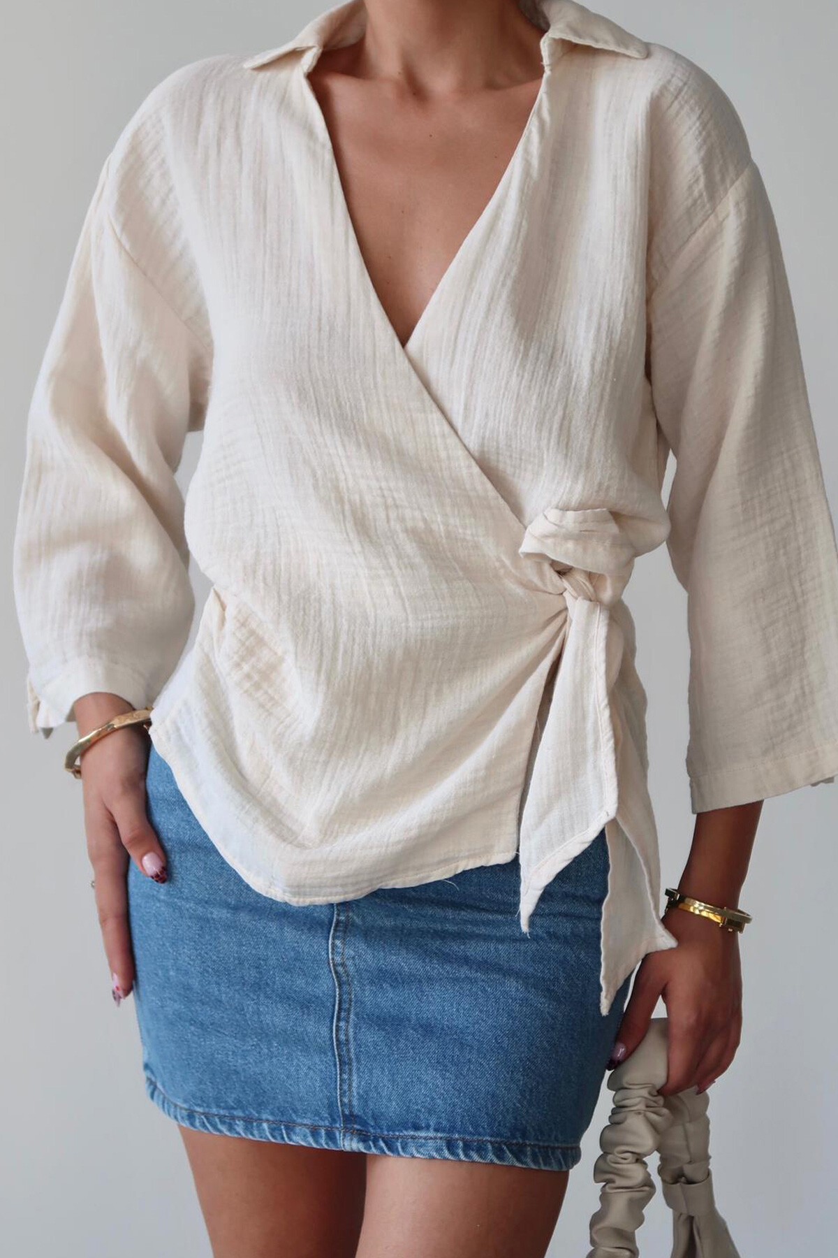 Krem Kruvaze Yaka Bağlamalı Müslin Bluz