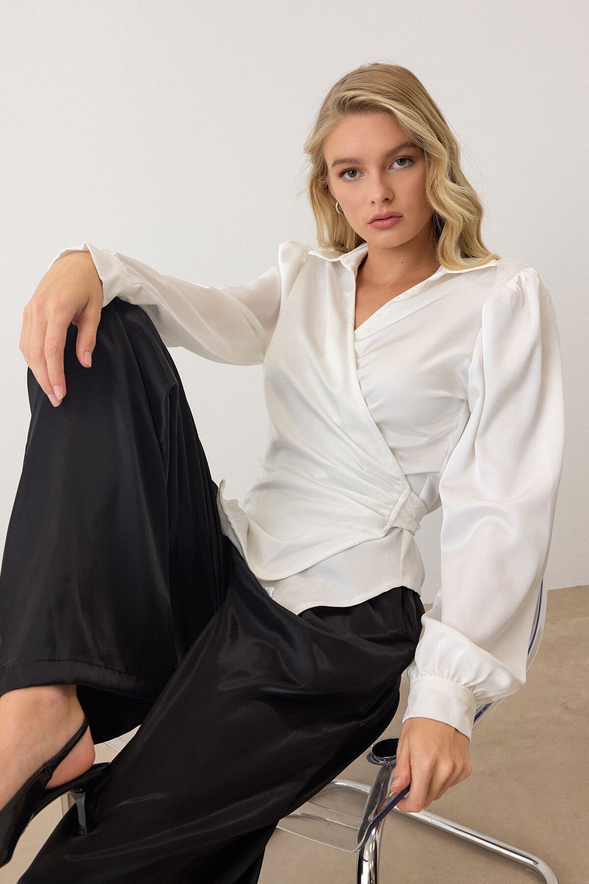 Beyaz Kruvaze Yaka Bağlamalı Saten Bluz
